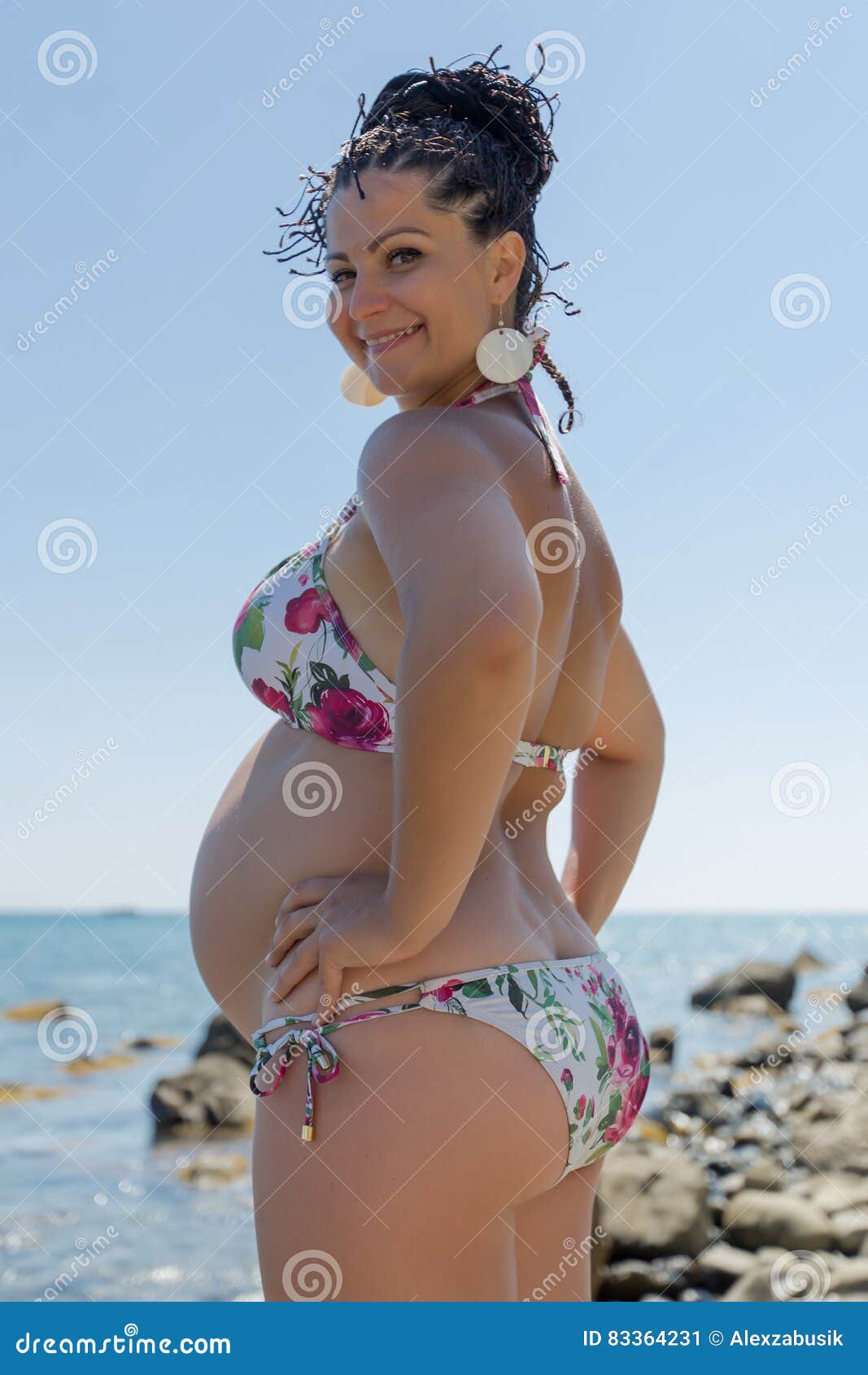 Mujer Embarazada En El Bikini Que Presenta Contra El Mar Imagen de archivo  - Imagen de muchacha, adulto: 83364231