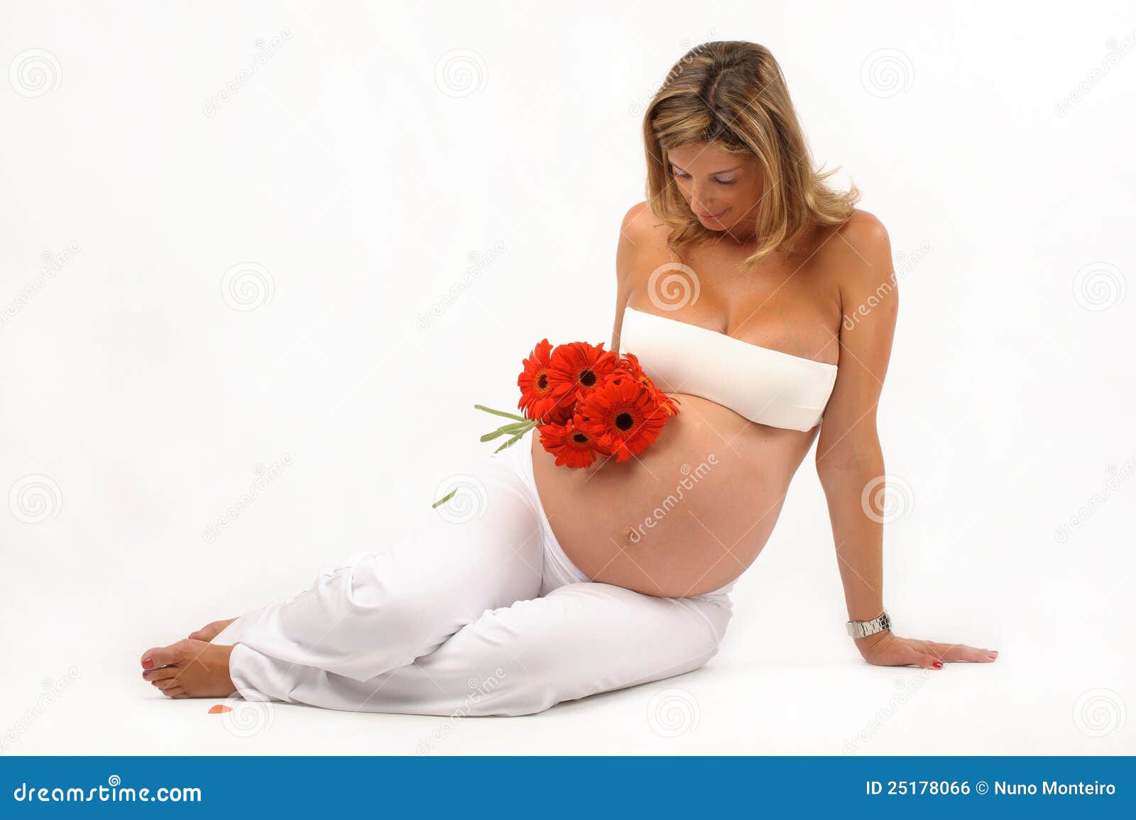 Mujer Embarazada En El Suelo Con Las Flores Foto de archivo - Imagen de  mirando, cara: 25178066