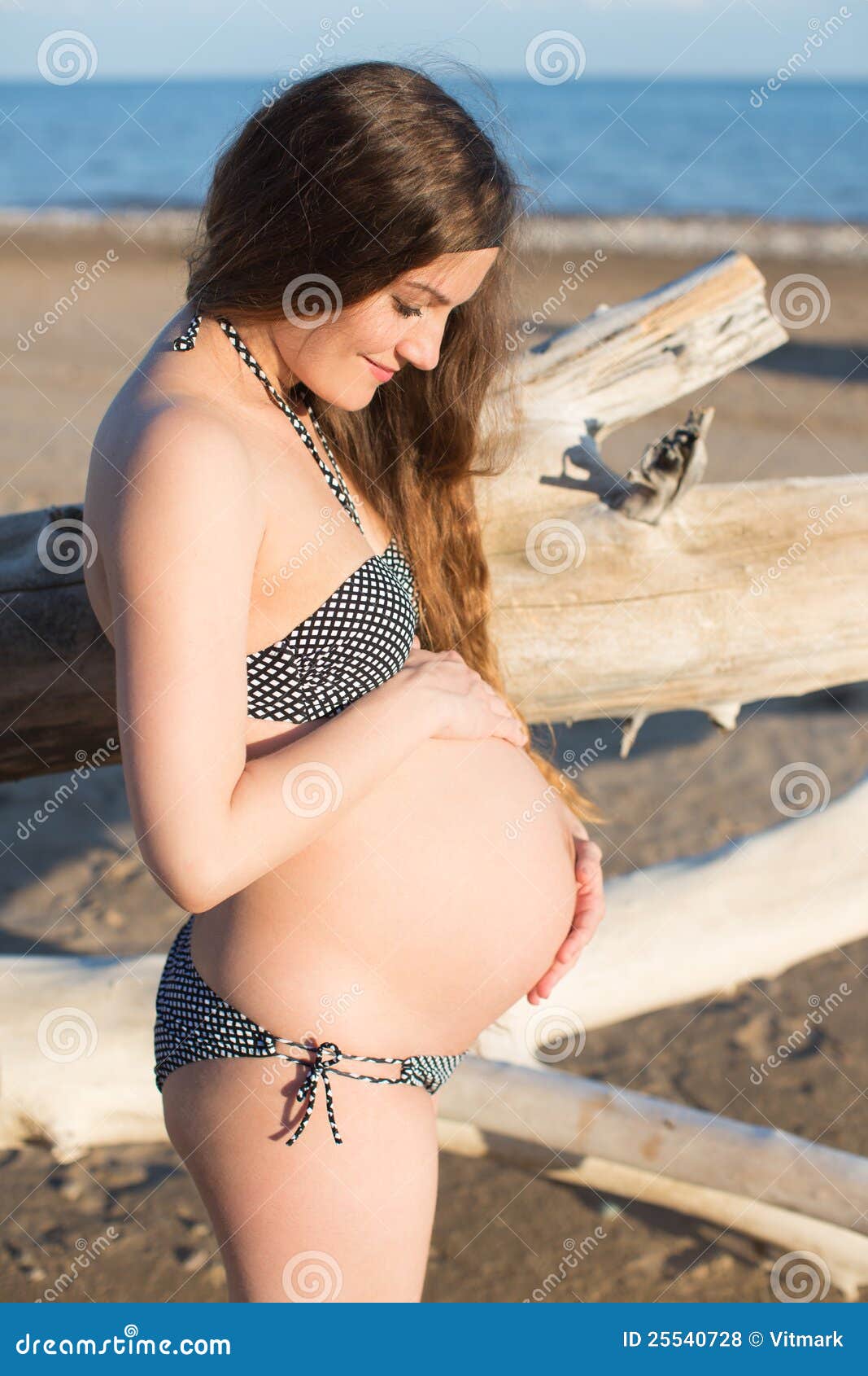 Mujer Embarazada En El Traje De Baño Que Se Relaja La Playa Foto de archivo - Imagen de hermoso, madre: 25540728
