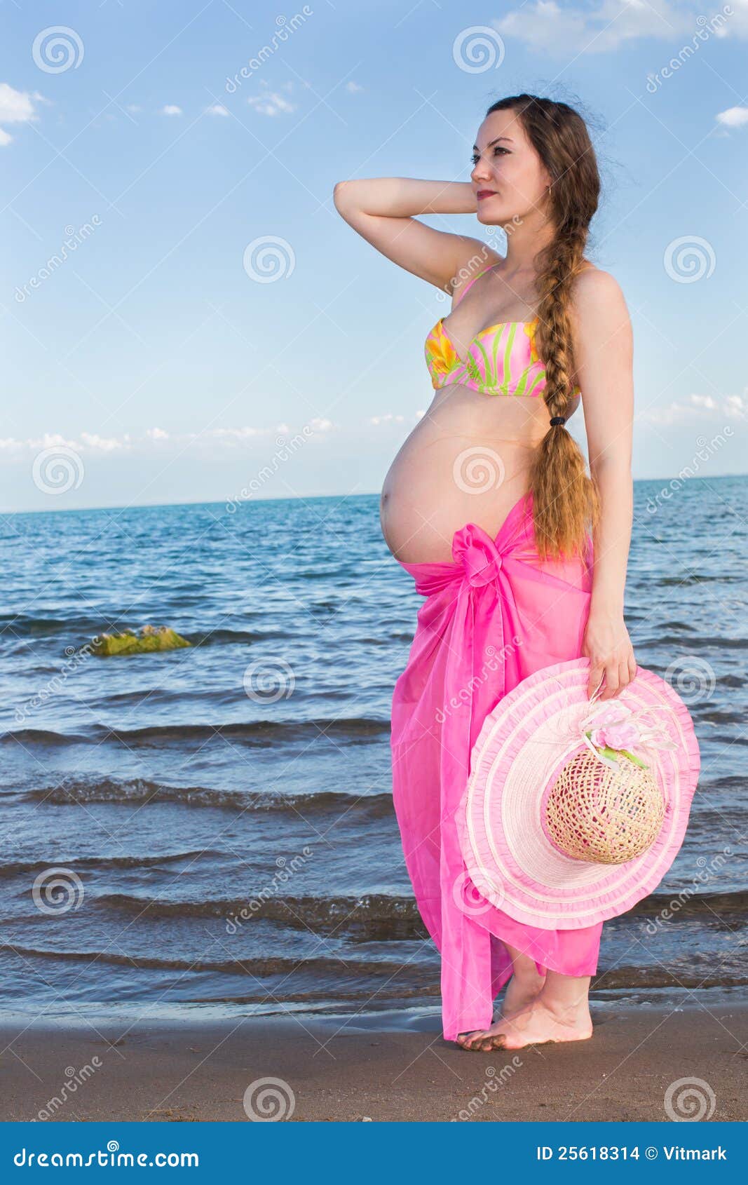 Mujer Embarazada En Traje De Baño Que Se Relaja En La Playa de - Imagen de ocio, embarazo: 25618314