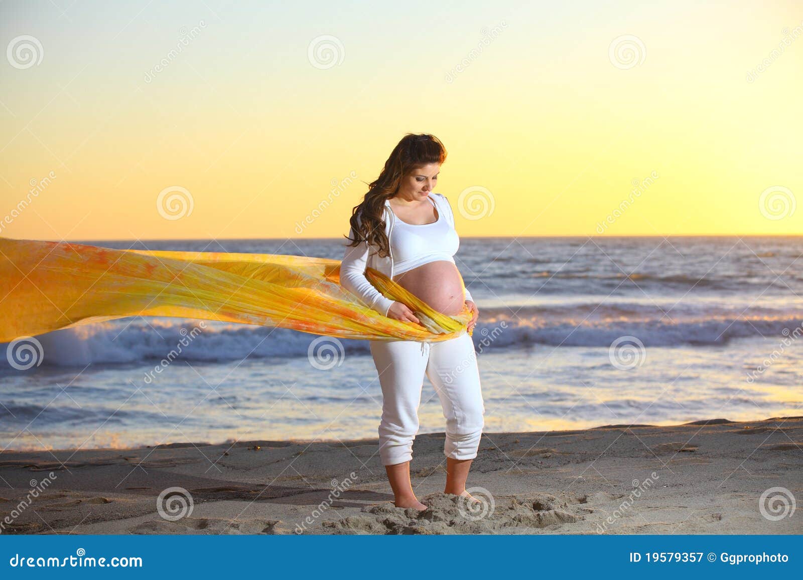 Original Fotos De Embarazadas En La Playa Mujer Embarazada En La Playa Imagen de archivo - Imagen de recreacional, azul: 19579357