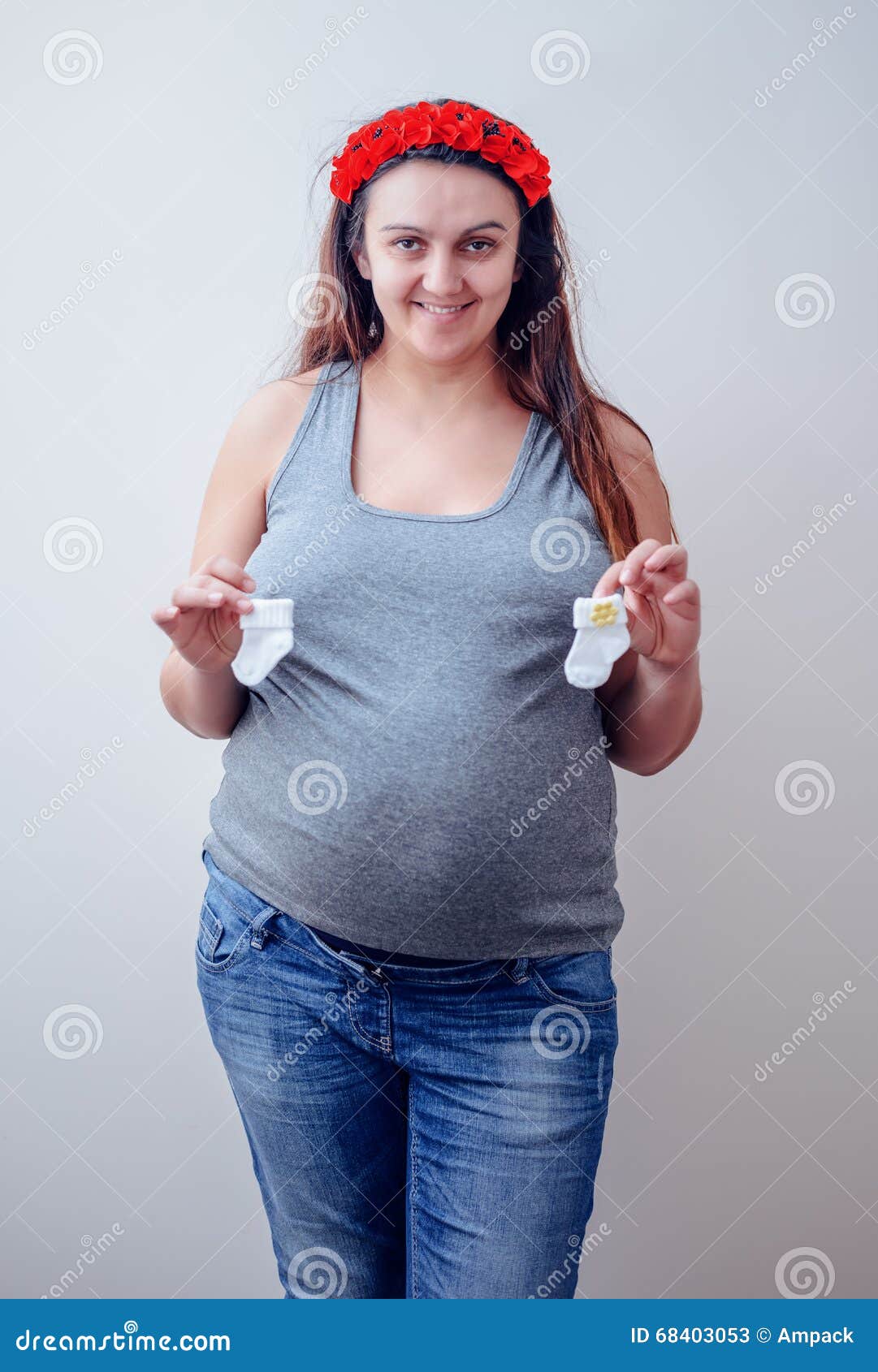 Mujer Embarazada En Los Tejanos Que Llevan a Cabo Botines Imagen de archivo  - Imagen de loving, embarazo: 68403053