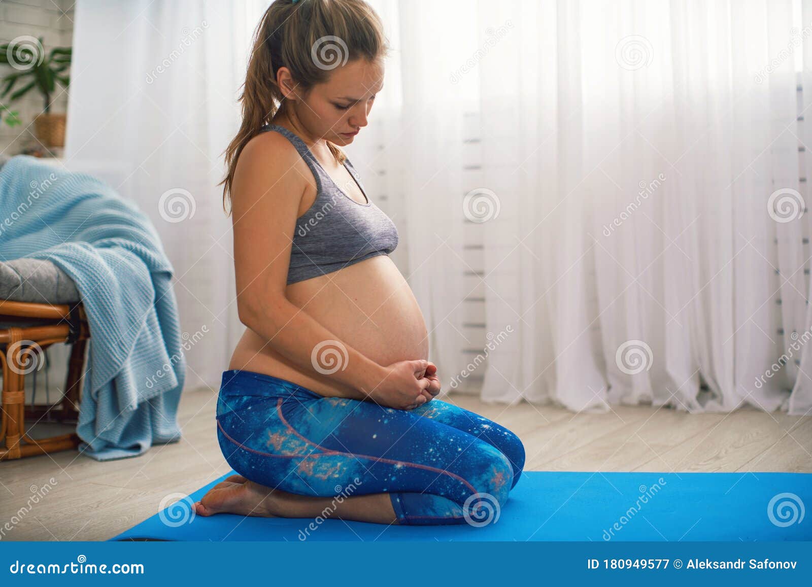 Mujer Embarazada Ropa Deportiva Relajada Y Abrazada El Imagen de archivo - de estera, ejercicio: 180949577