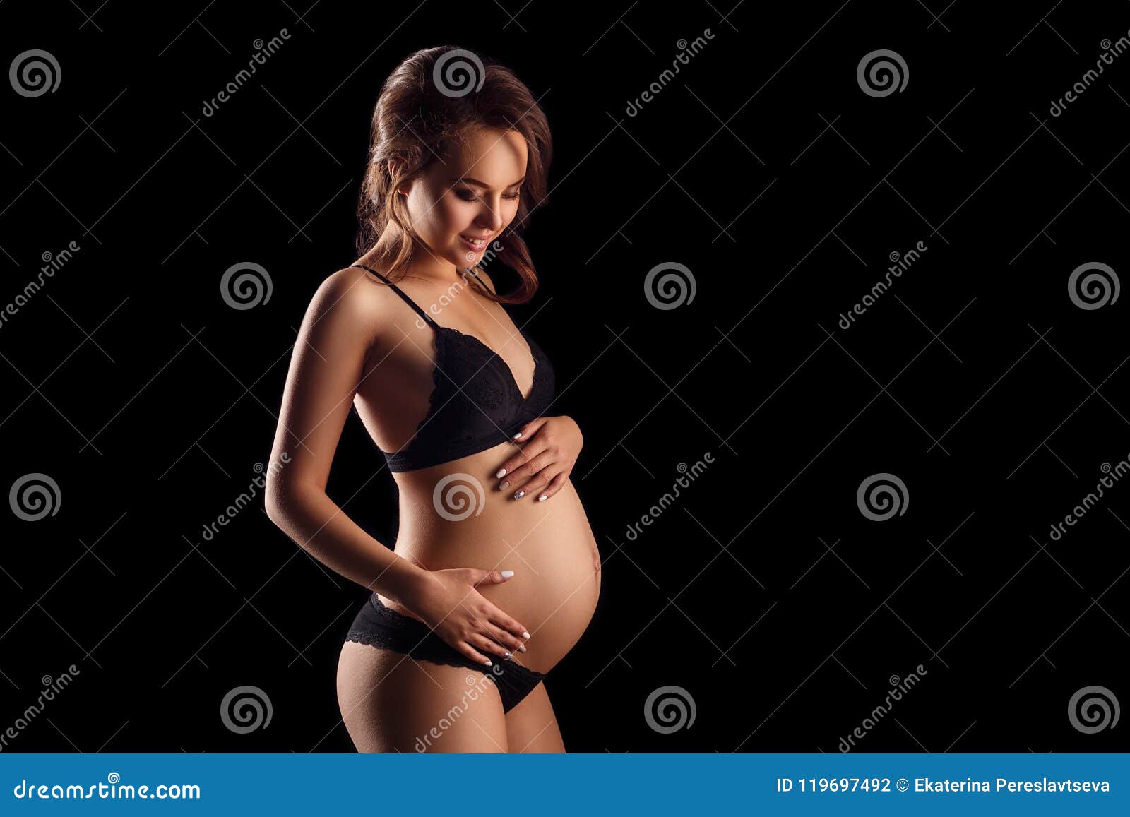 borde Ahuyentar silueta Mujer Embarazada En Ropa Interior En El Concepto Negro Del Fondo De  Maternidad Foto de archivo - Imagen de sano, embarazo: 119697492