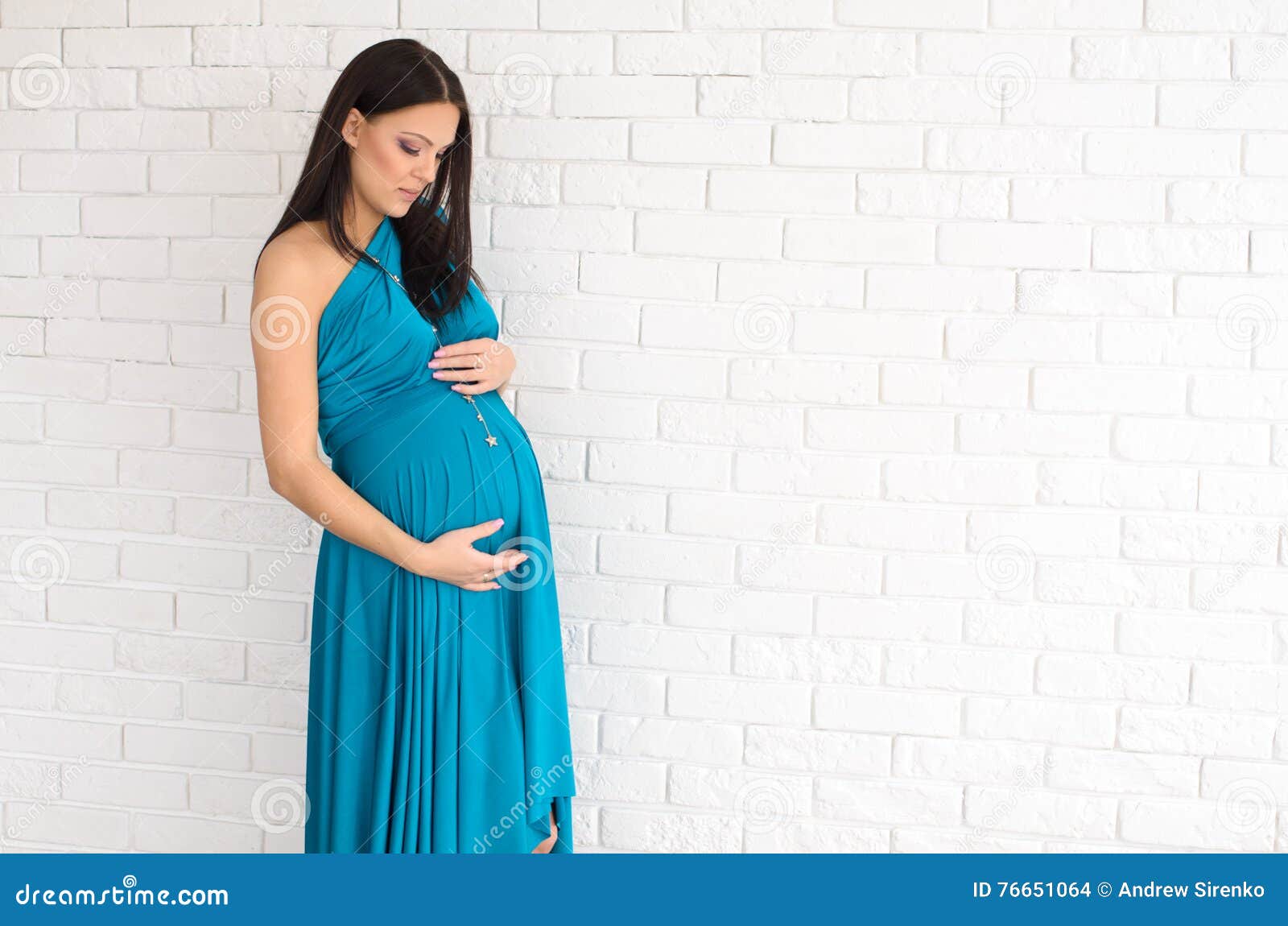 Mujer Embarazada En Un Vestido De La Turquesa En Un Fondo De Un B Blanco Foto de archivo - Imagen de madre, pelo: 76651064 Mujer Embarazada En Un Vestido De La Turquesa En Un Fondo De Un B Blanco Foto de archivo - Imagen de madre, pelo: 76651064