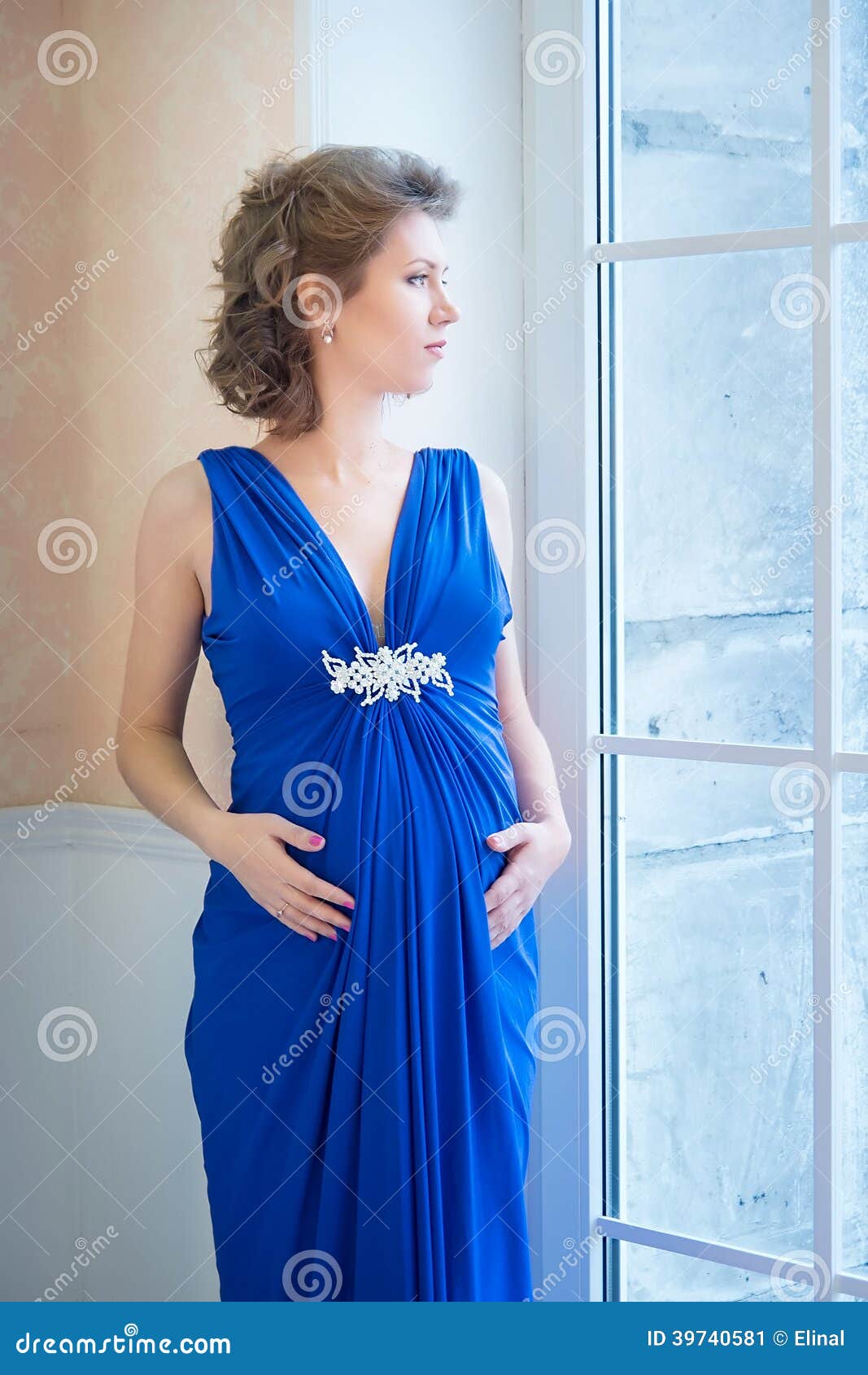 Mujer Embarazada En Azul Cerca De La Ventana Imagen de archivo - Imagen de embarazo, emociones: 39740581
