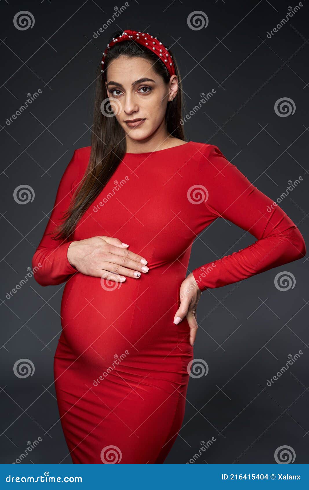 Mujer Embarazada En Vestido Rojo Foto de - Imagen de belleza, 216415404