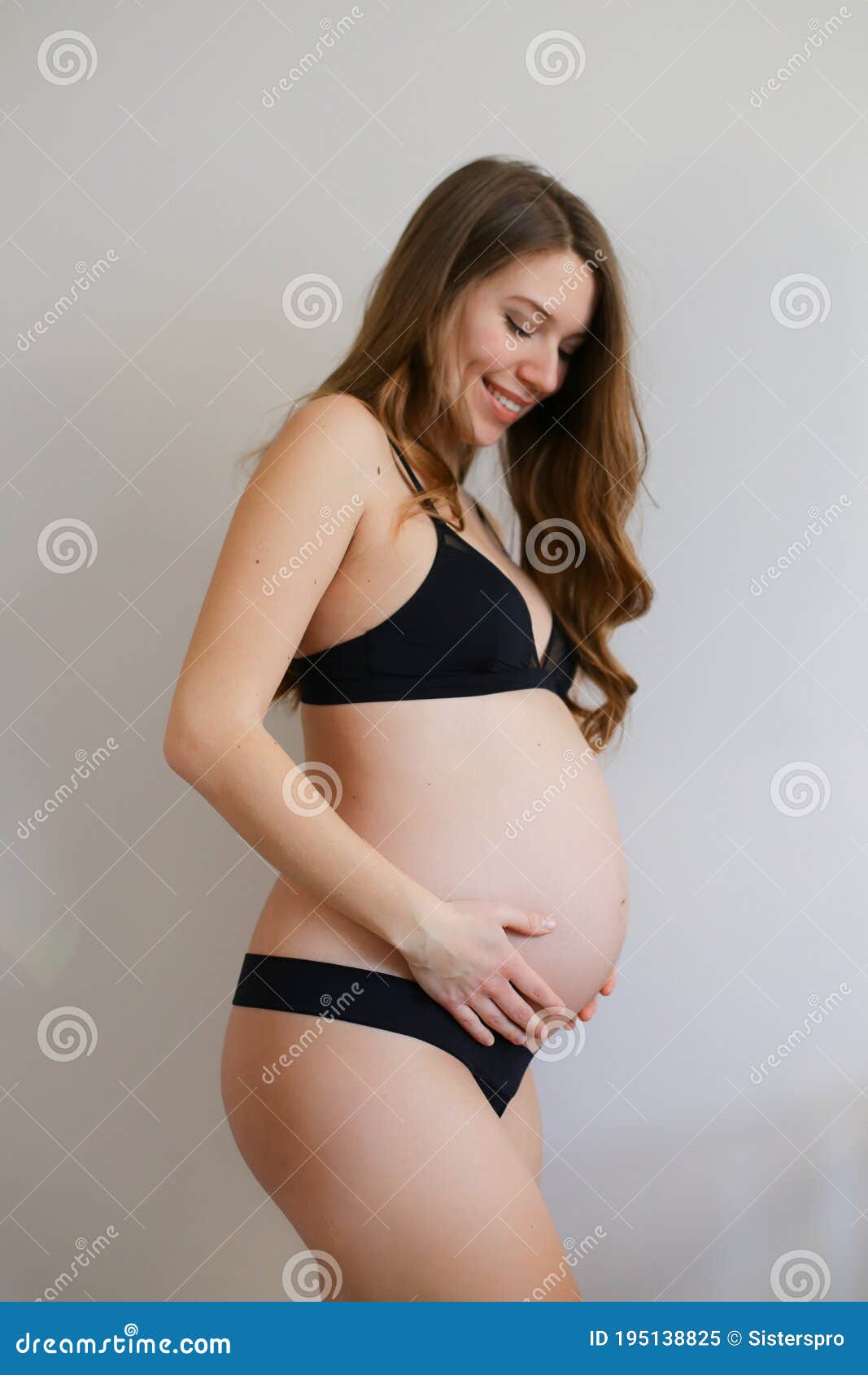 Mujer Embarazada Europea En Lencería Negra Sosteniendo Su Vientre Con Fondo De Copia Gris. Imagen de - Imagen manos, 195138825