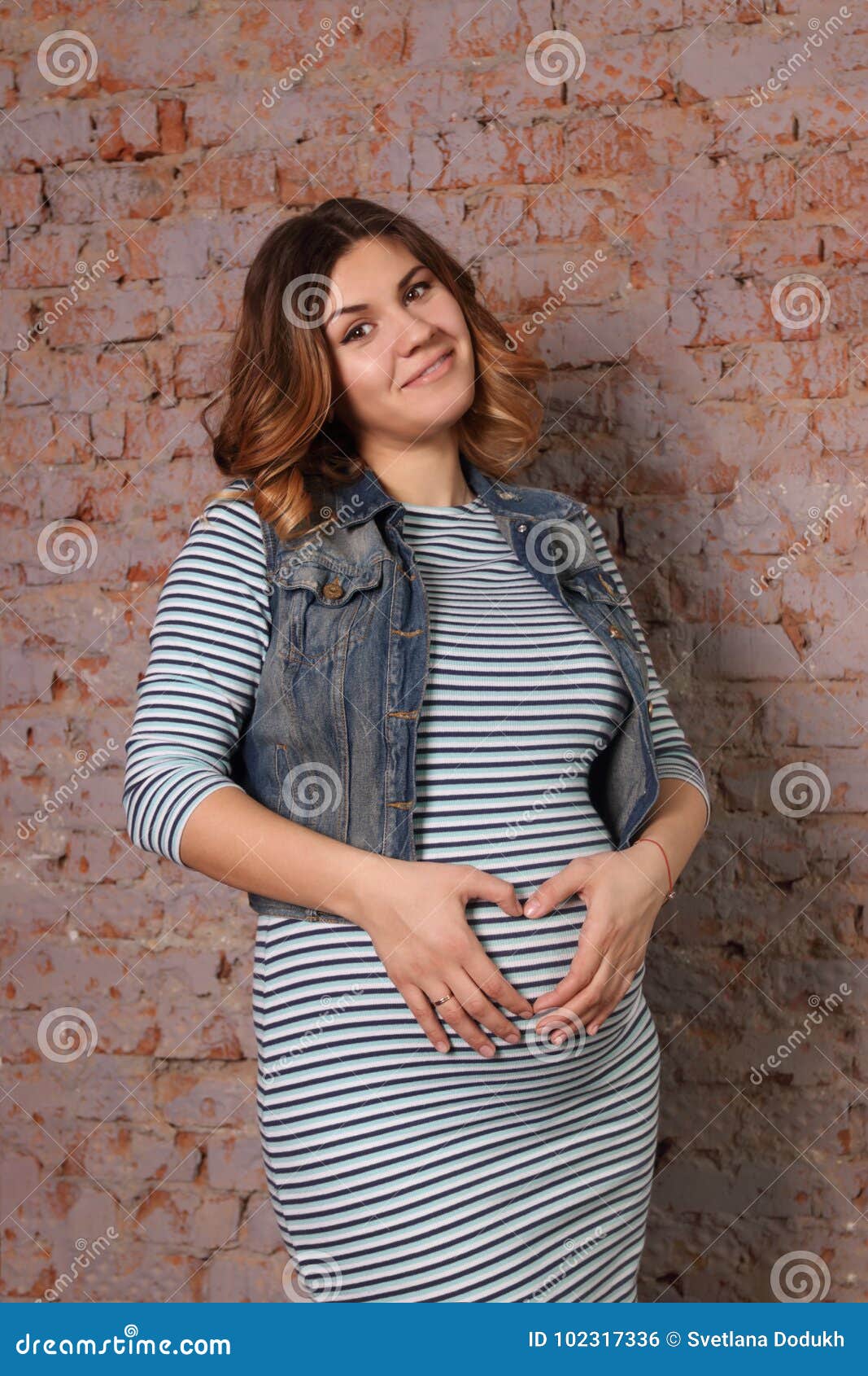 Leonardoda Pensionista Peave Mujer Embarazada Hermosa En Vestido Rayado Foto de archivo - Imagen de  elegante, azul: 102317336