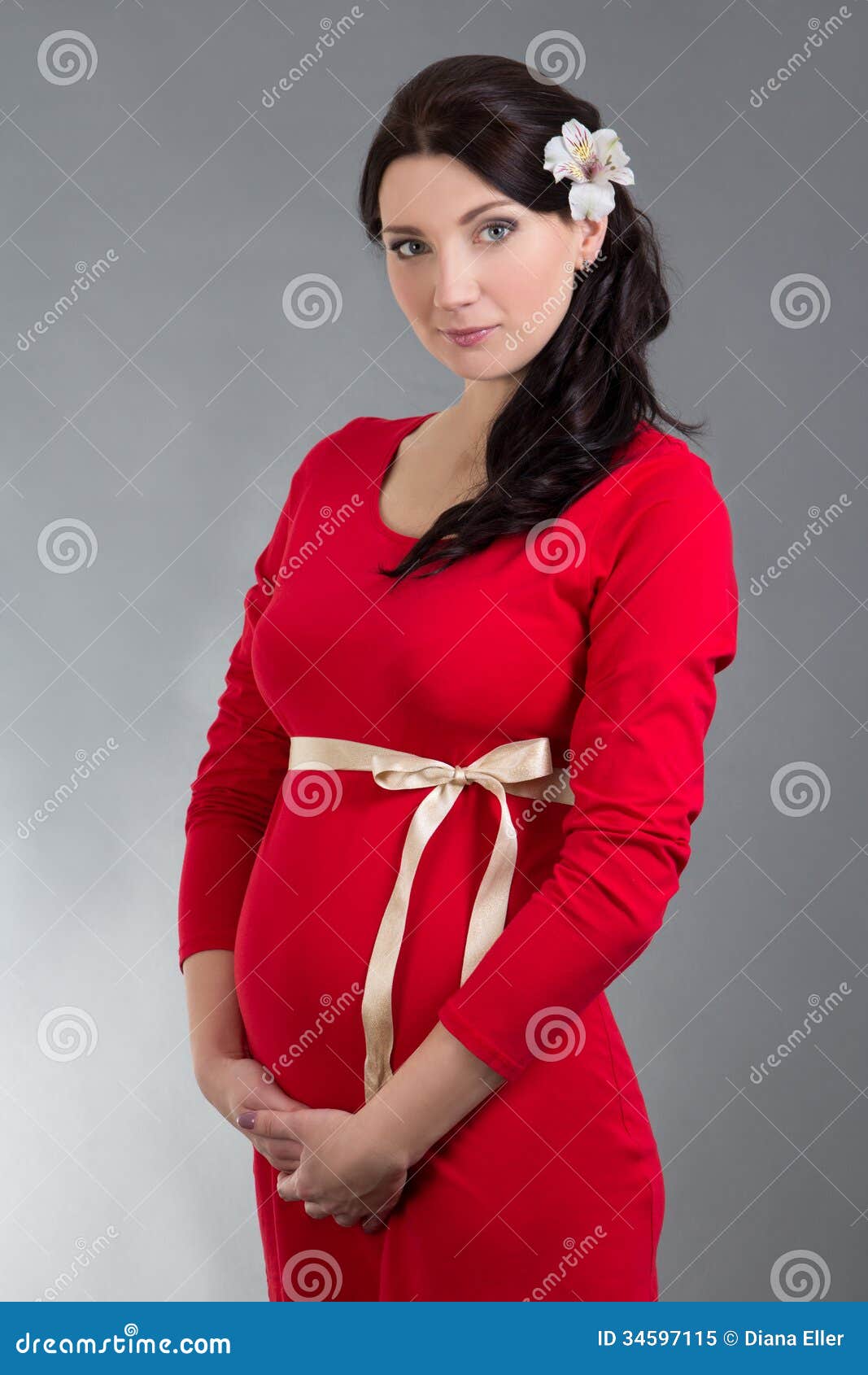 Mujer Embarazada Hermosa En Rojo Sobre Fondo Gris Imagen de archivo Imagen de vida, gris: 34597115