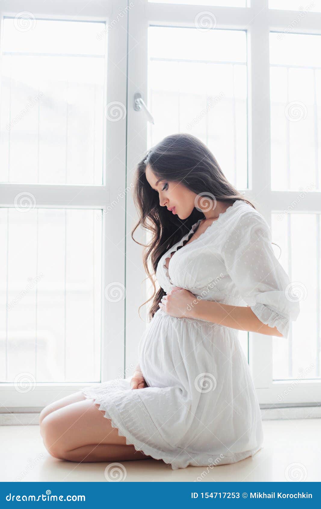 Mujer Embarazada Hermosa Joven En El Vestido Blanco Imagen de archivo -  Imagen de gente, lifestyle: 154717253
