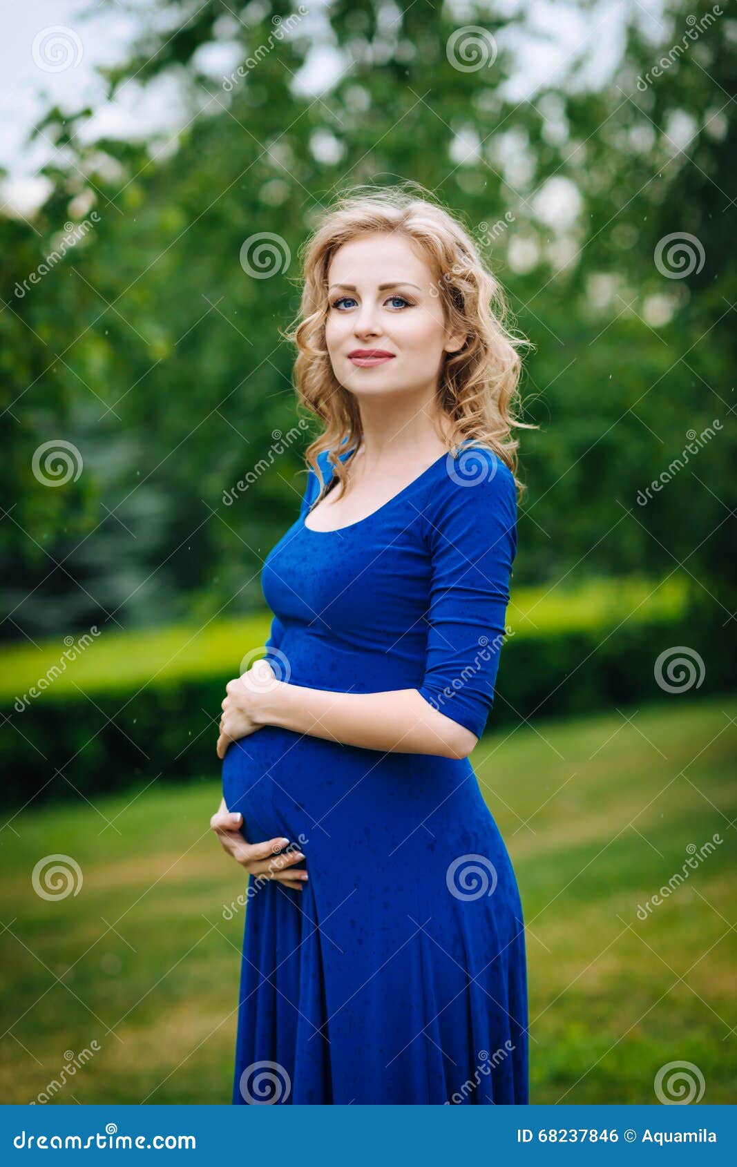 Mujer Embarazada Adorable Vestido Azul Con El Pelo Rubio Foto de archivo - Imagen de feliz: 68237846