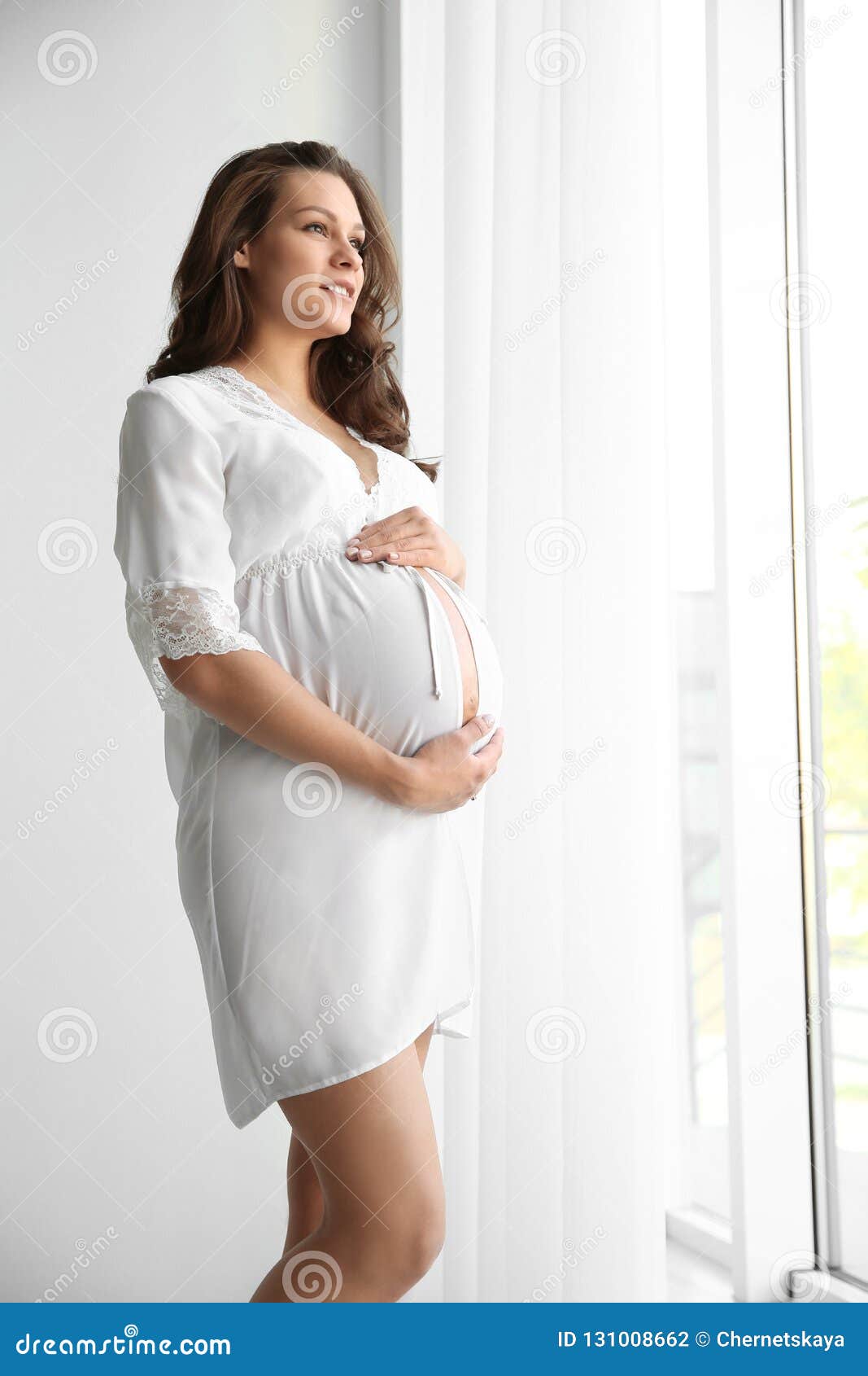 reducir Producto diccionario Mujer Embarazada Joven En Camisón Del Cordón Foto de archivo - Imagen de  padre, futuro: 131008662