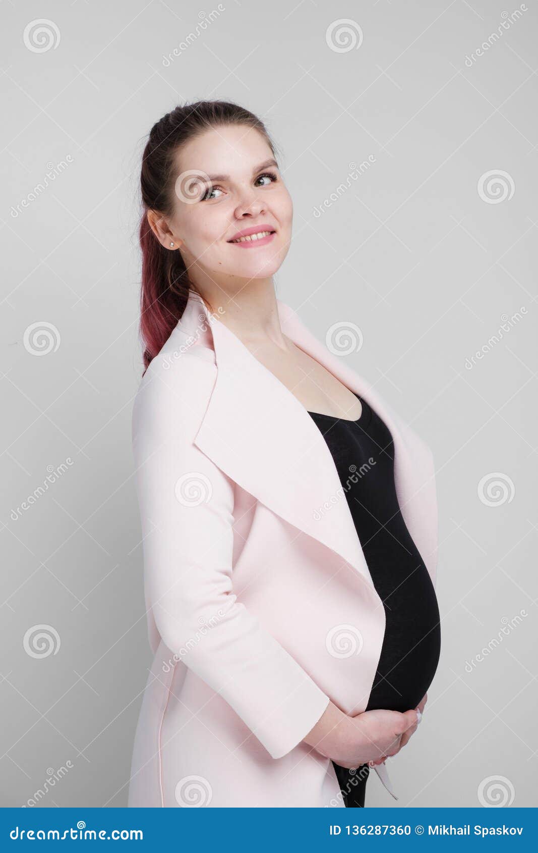 Decano necesidad Interactuar Mujer Embarazada Joven En Traje De La Indumentaria De Oficina Informal En  El Fondo Blanco Foto de archivo - Imagen de mirando, adulto: 136287360