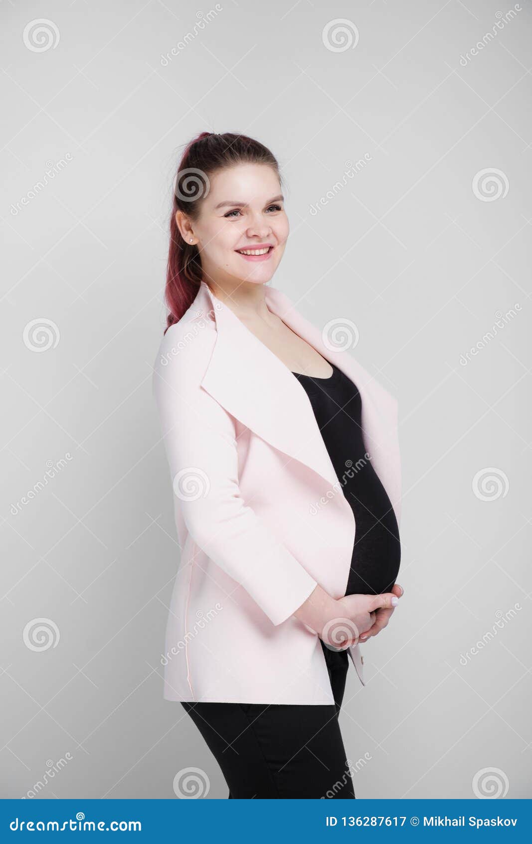 A tientas Rebotar Acurrucarse Mujer Embarazada Joven En Traje De La Indumentaria De Oficina Informal En  El Fondo Blanco Imagen de archivo - Imagen de padre, hermoso: 136287617