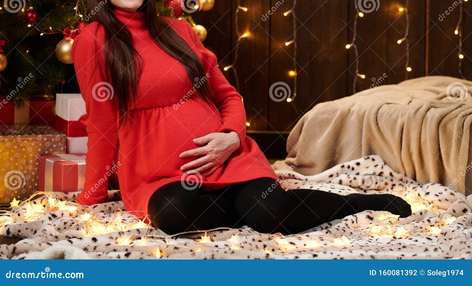 Mujer Embarazada Posando En Vestido Rojo, Concepto NavideÃ±o Foto de - Imagen de nuevo, 160081392