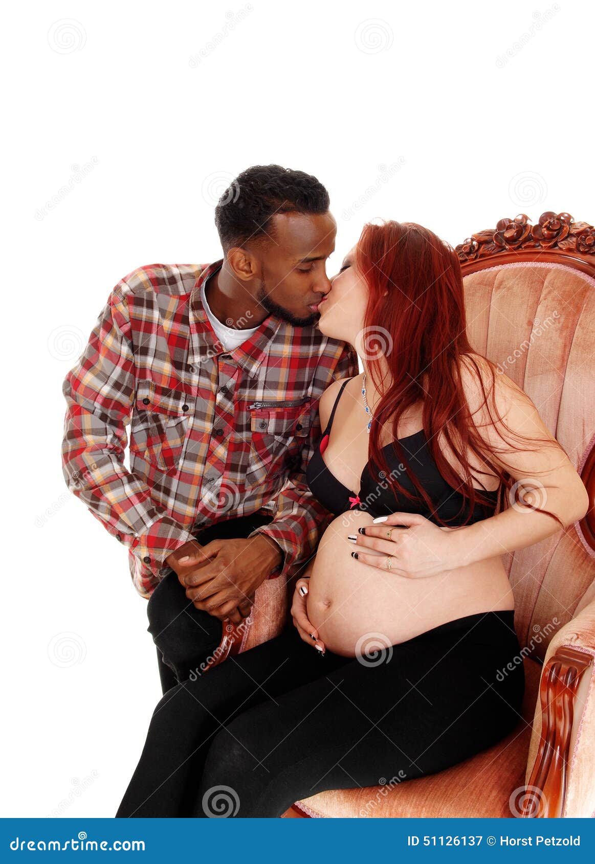 Mujer Embarazada Que Besa Al Marido Imagen de archivo