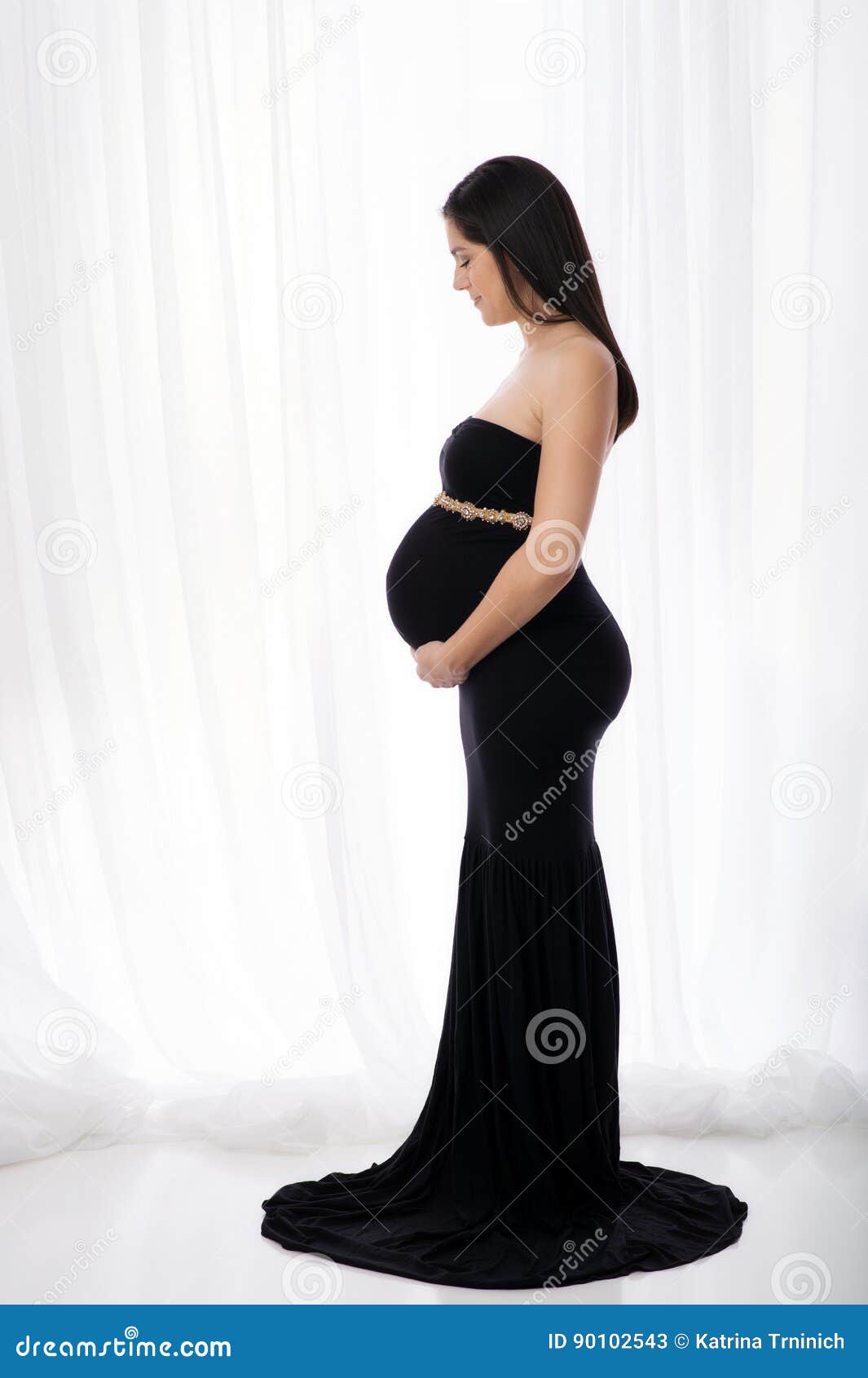 plan de estudios exhaustivo maratón Mujer Embarazada Sonriente En Un Vestido Negro Imagen de archivo - Imagen de  persona, alegre: 90102543