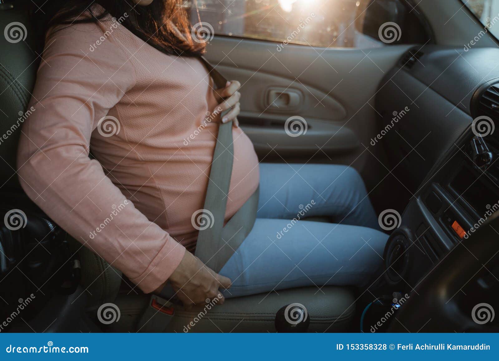 Mujer Embarazada Sujetar Su Cinturón De Seguridad Mientras Que Se Sienta En  Un Coche Foto de archivo - Imagen de viaje, asiento: 153358328