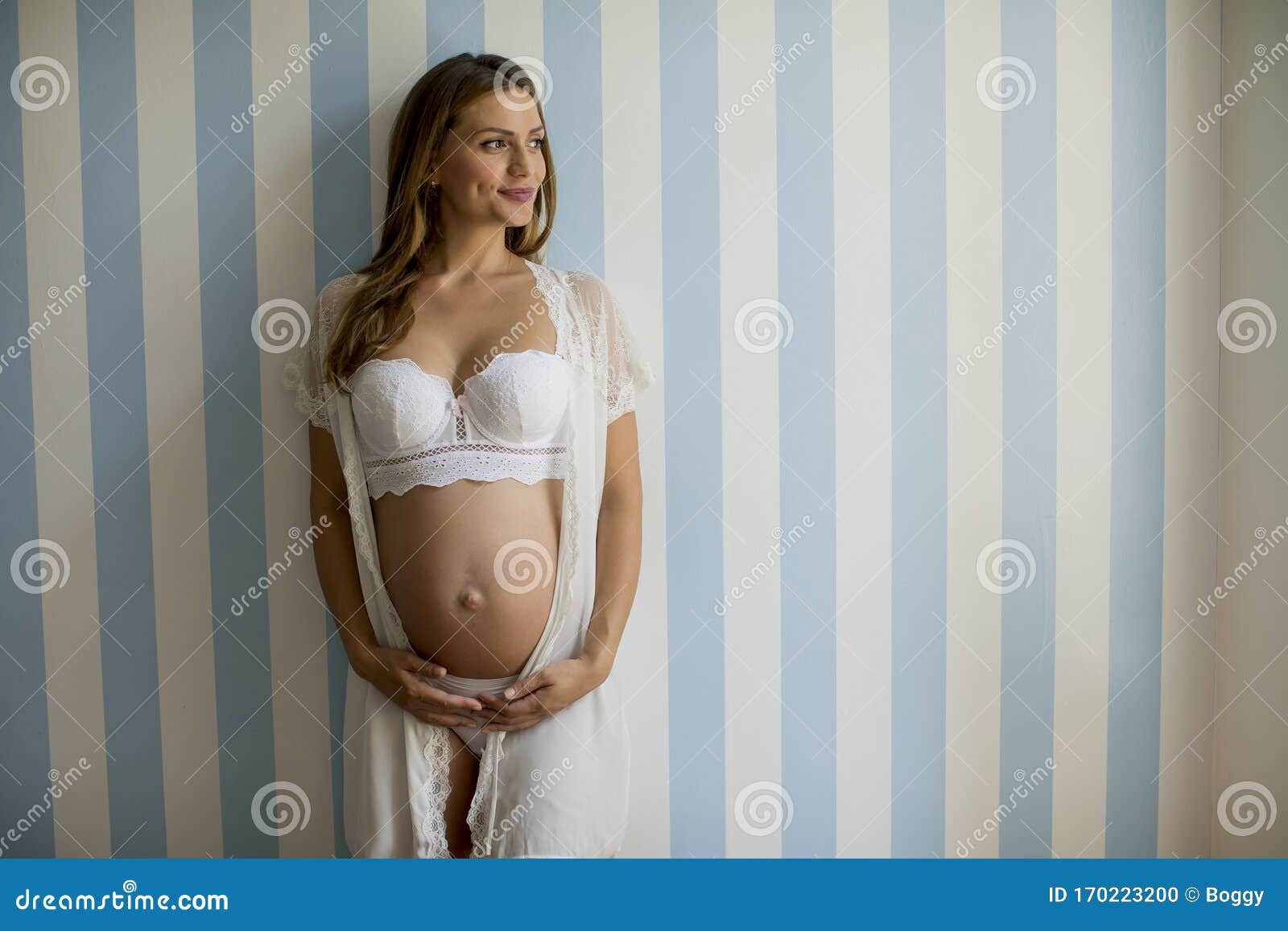 Mujer Embarazada Usando Lencería Y Posando En La Habitación Foto de archivo  - Imagen de hembra, standing: 170223200