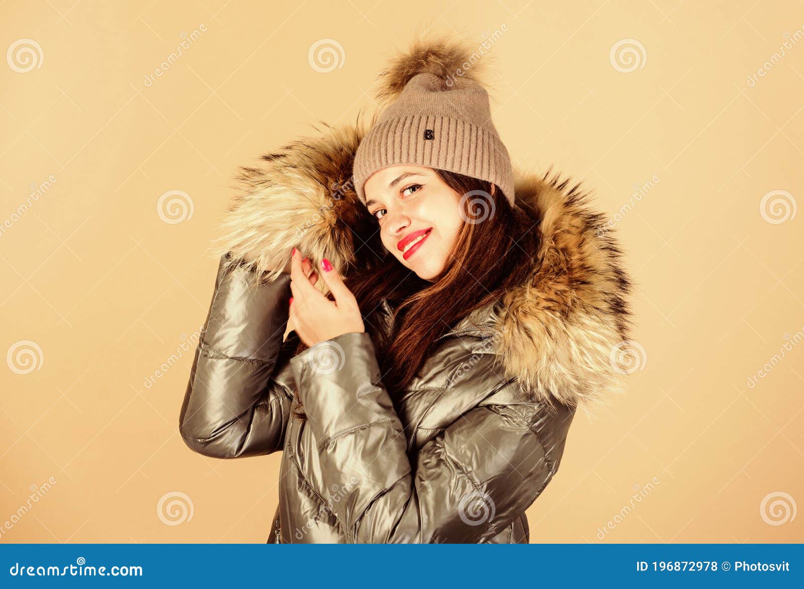 Mujer Emocional En Chaqueta. Ropa De Invierno. Disfrutando De Su Traje.  Linda Chica Usa Ropa De Moda Para El Clima Frío. Juguetón Foto de archivo -  Imagen de elegante, inconformista: 196872978