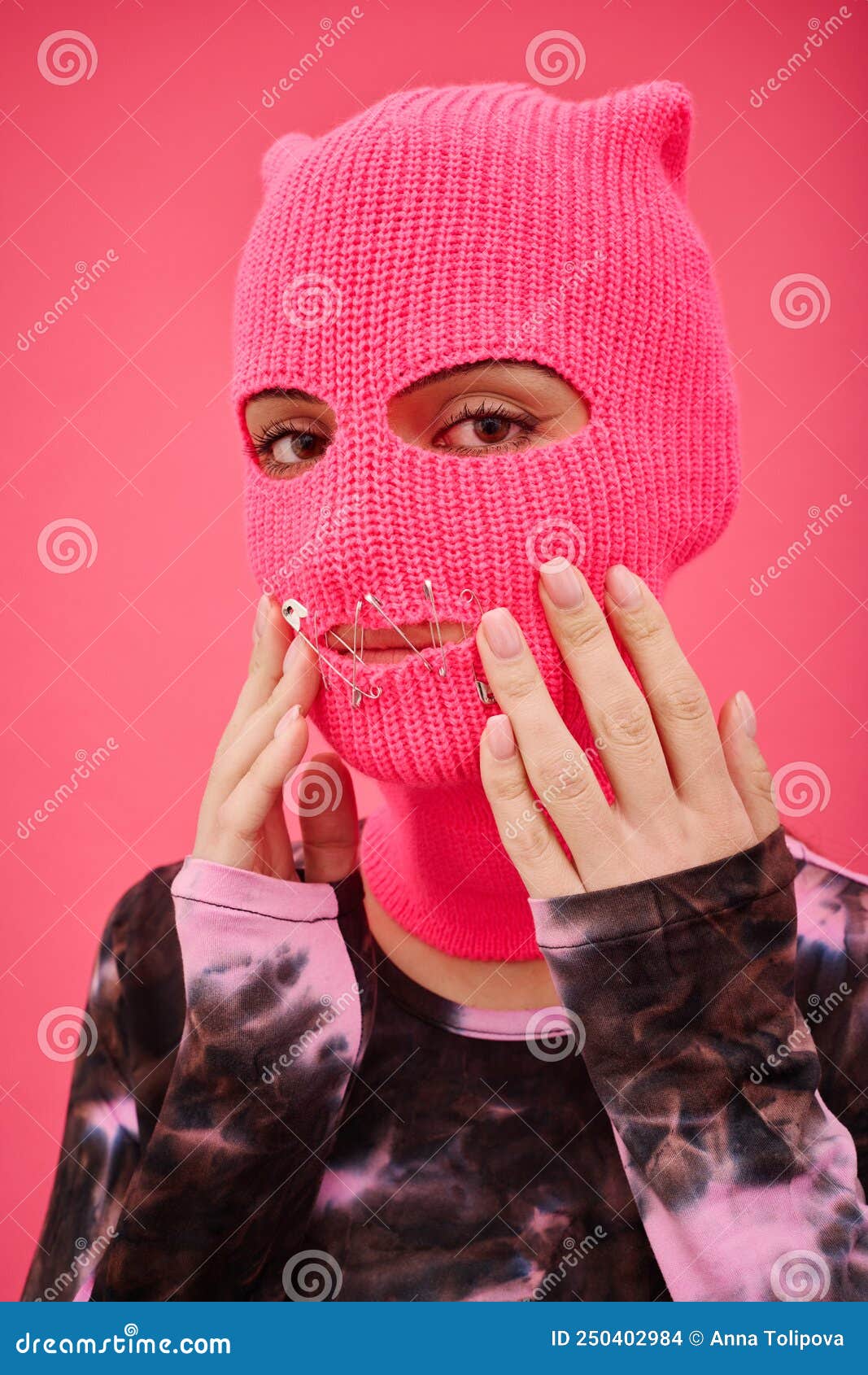 Mujer en balaclava con sol foto de archivo. Imagen de abuso - 250402984