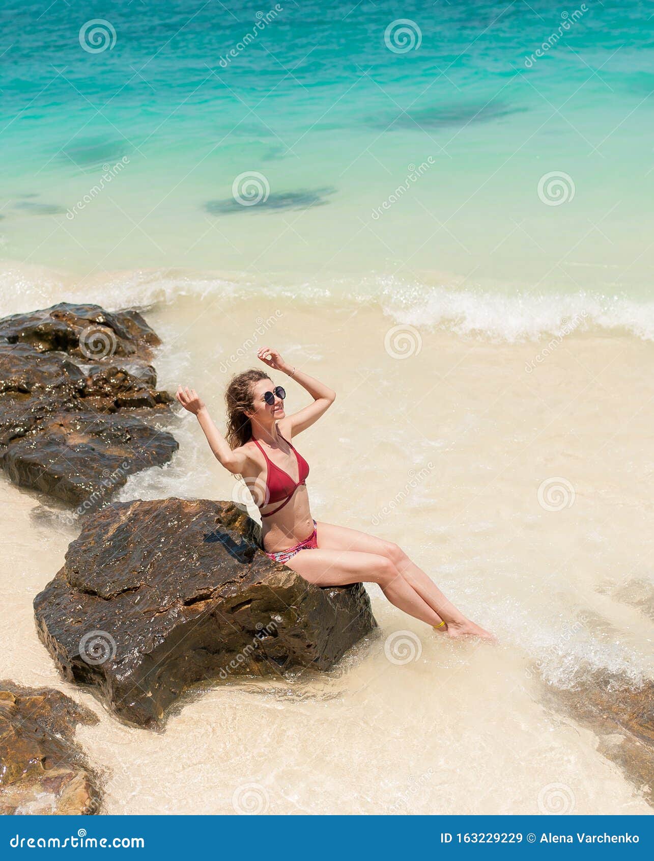 Mujer En Bikini En Playa Tropical Las Mujeres Disfrutan De La Playa Imagen  de archivo - Imagen de felicidad, vacaciones: 163229229