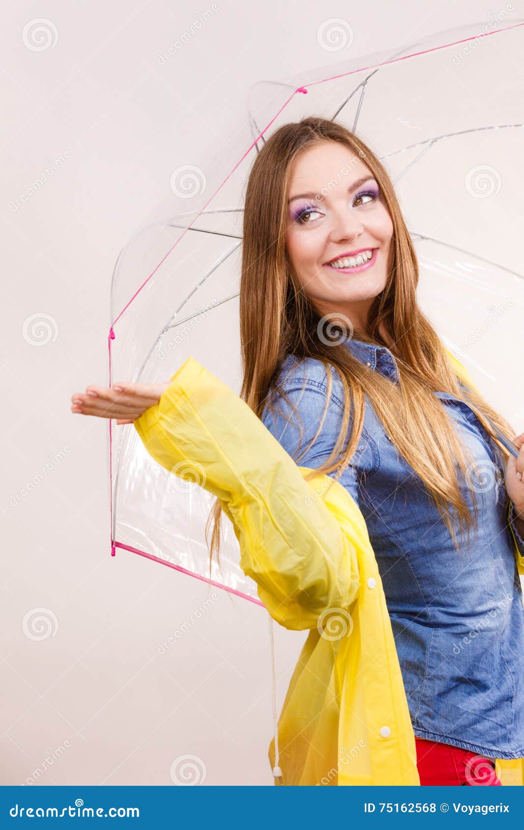 Mujer En Capa Impermeable Con El Paraguas Pronóstico Foto de archivo -  Imagen de gota, mojado: 75162568