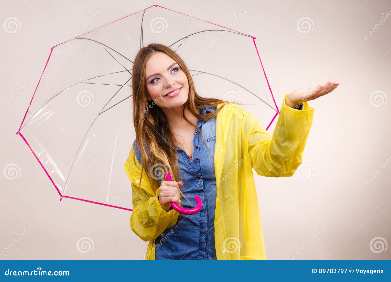 Mujer En Capa Impermeable Con El Paraguas Pronóstico Foto de archivo -  Imagen de gota, mojado: 75162568