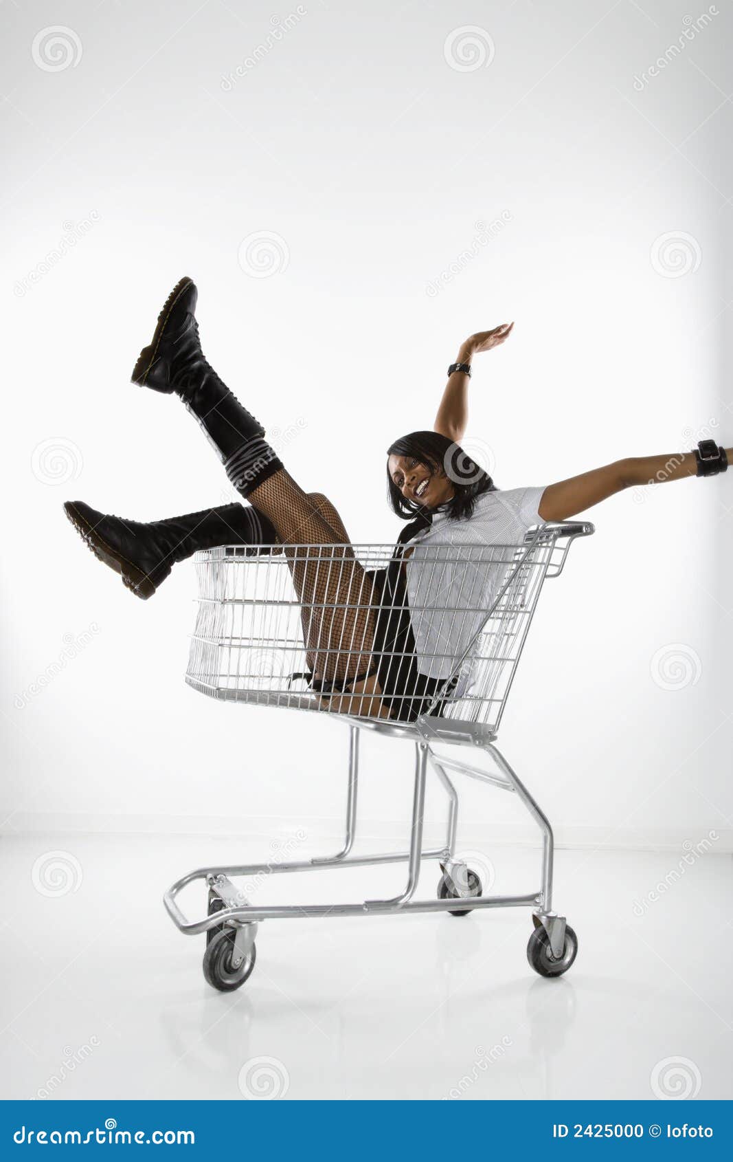 Mujer En Un Carrito De Compras Foto de archivo - Imagen de hembra,  arrancar: 2425000, image size:1067x1690