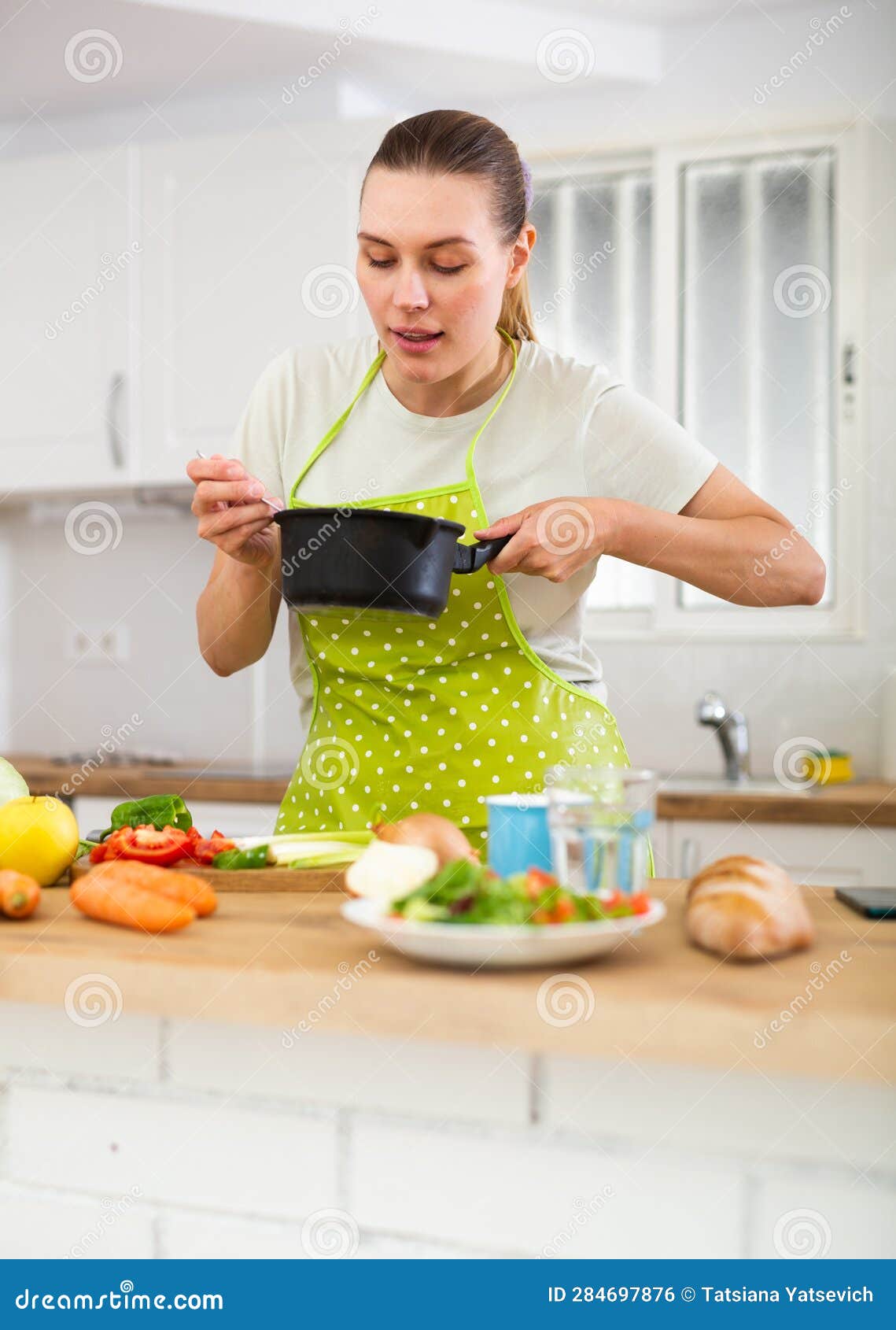 Mujer En Delantal Cocinando Deliciosa Sopa En Olla En La Cocina