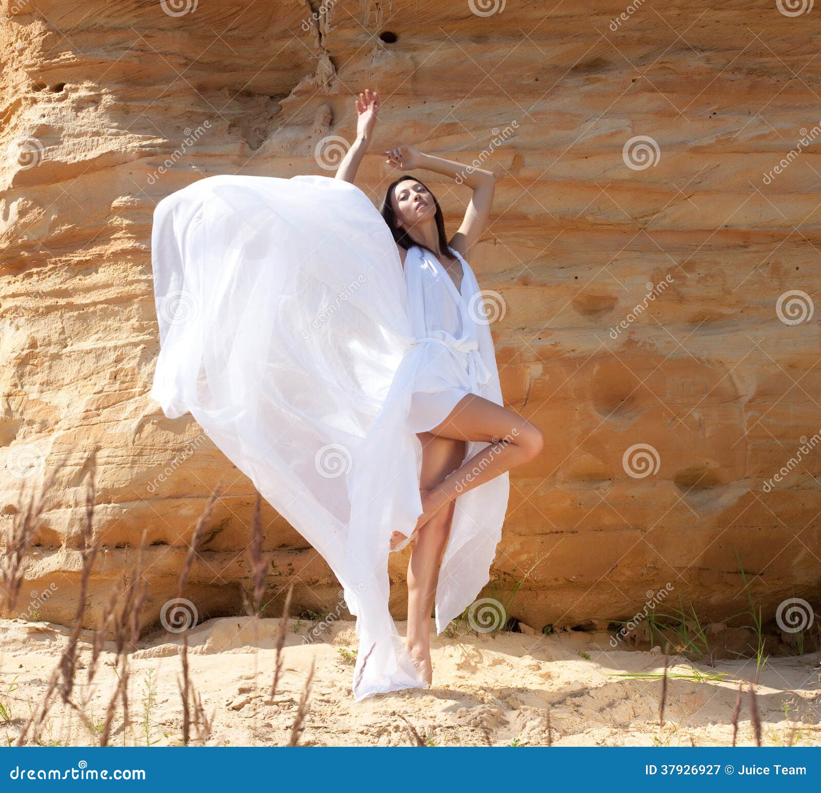 В белом платье так недолго танцевать мне. Фотосессия в пустыне белое платье. Девушка в белом платье в пустыне. Женщина в белом танцует. Девушка в белом платье танцует.