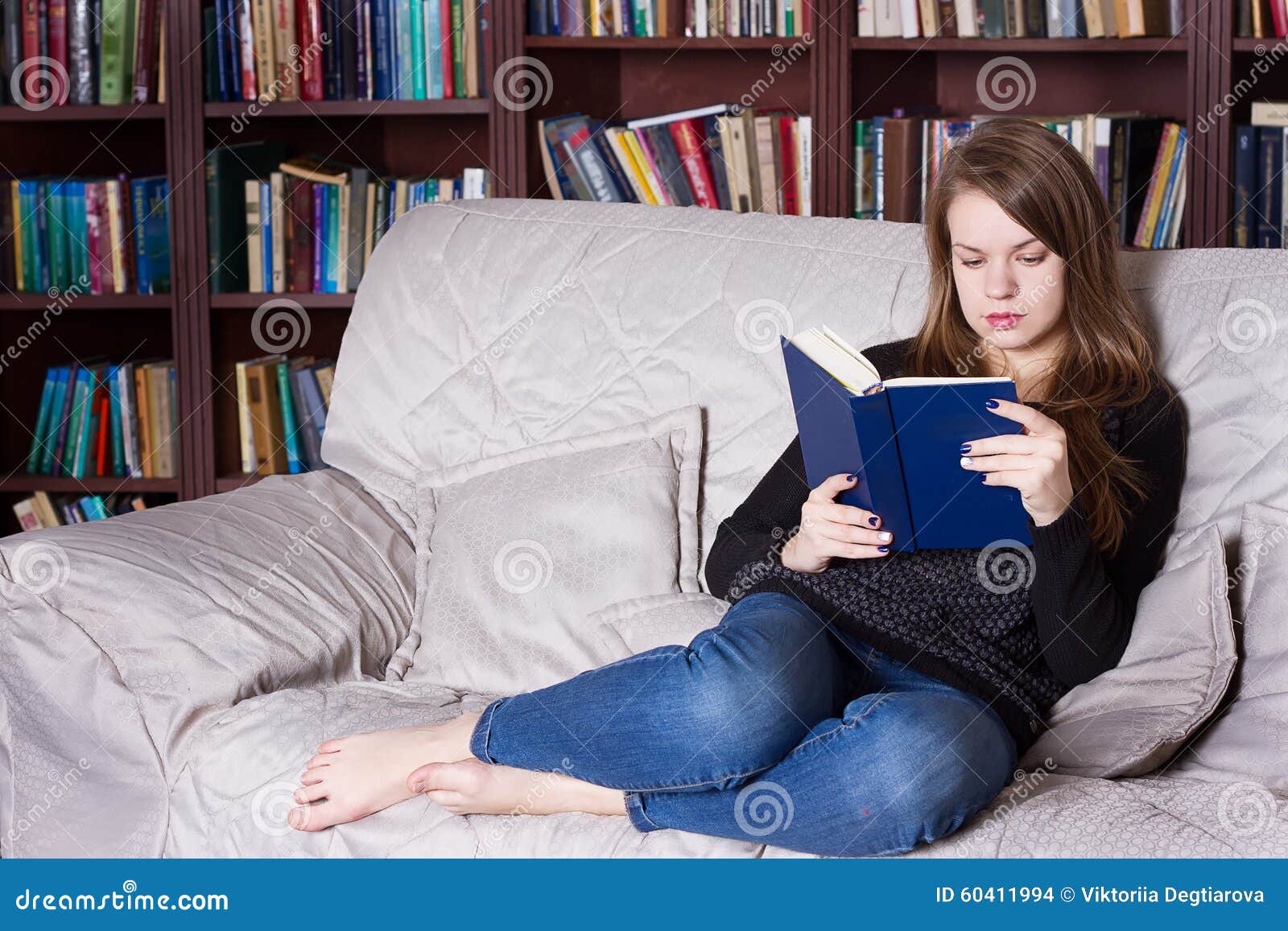 Канон читают сидя или стоя. Девушка с книгой на диване. Человек на диване-книжке. Женщина сиит на диване с кнмжкой. Женщина сидит на диване с книжкой.