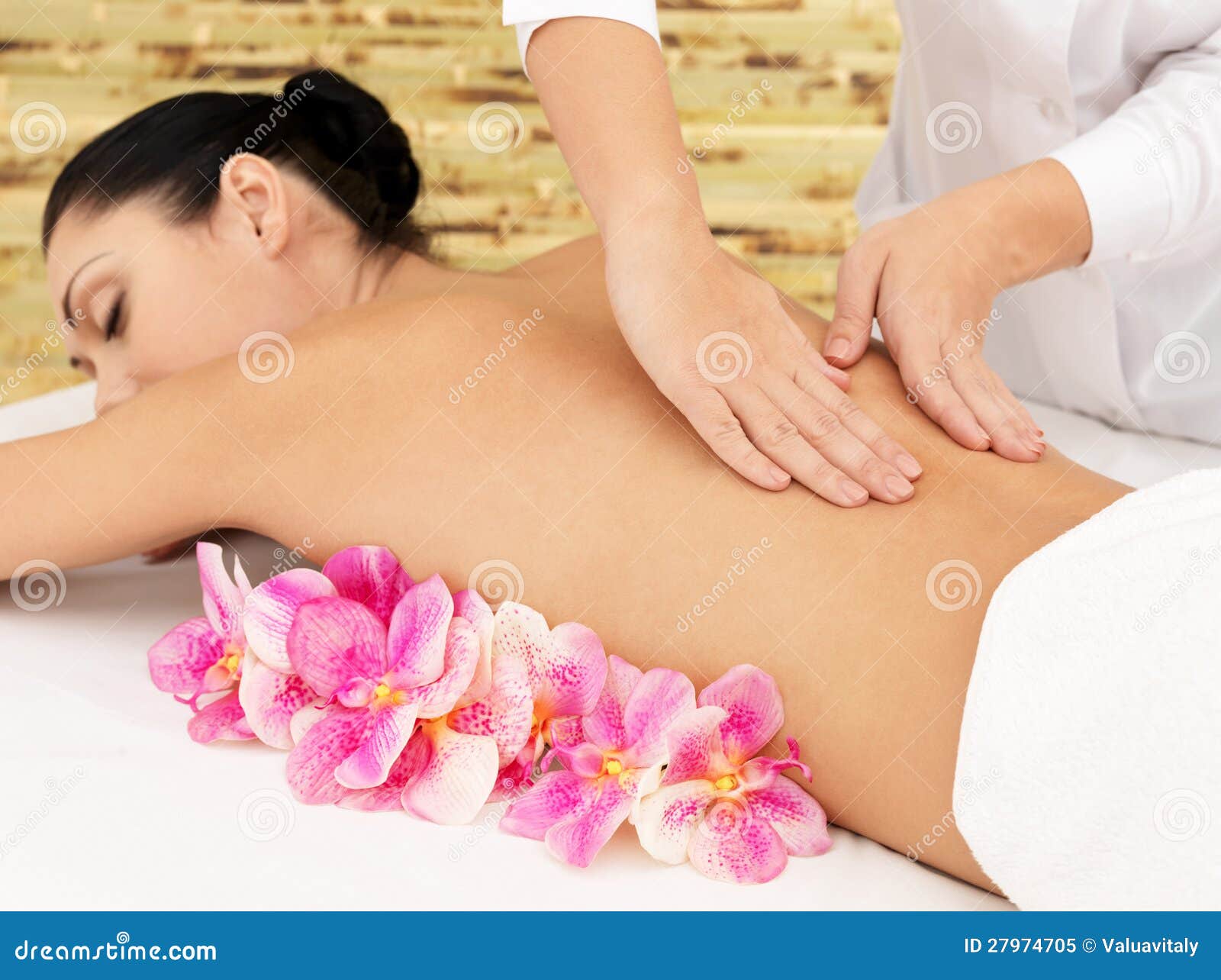 Mujer en el masaje sano de la carrocería en salón de belleza. Mujer en el masaje sano de la carrocería en el salón del balneario. Concepto del tratamiento de la belleza.