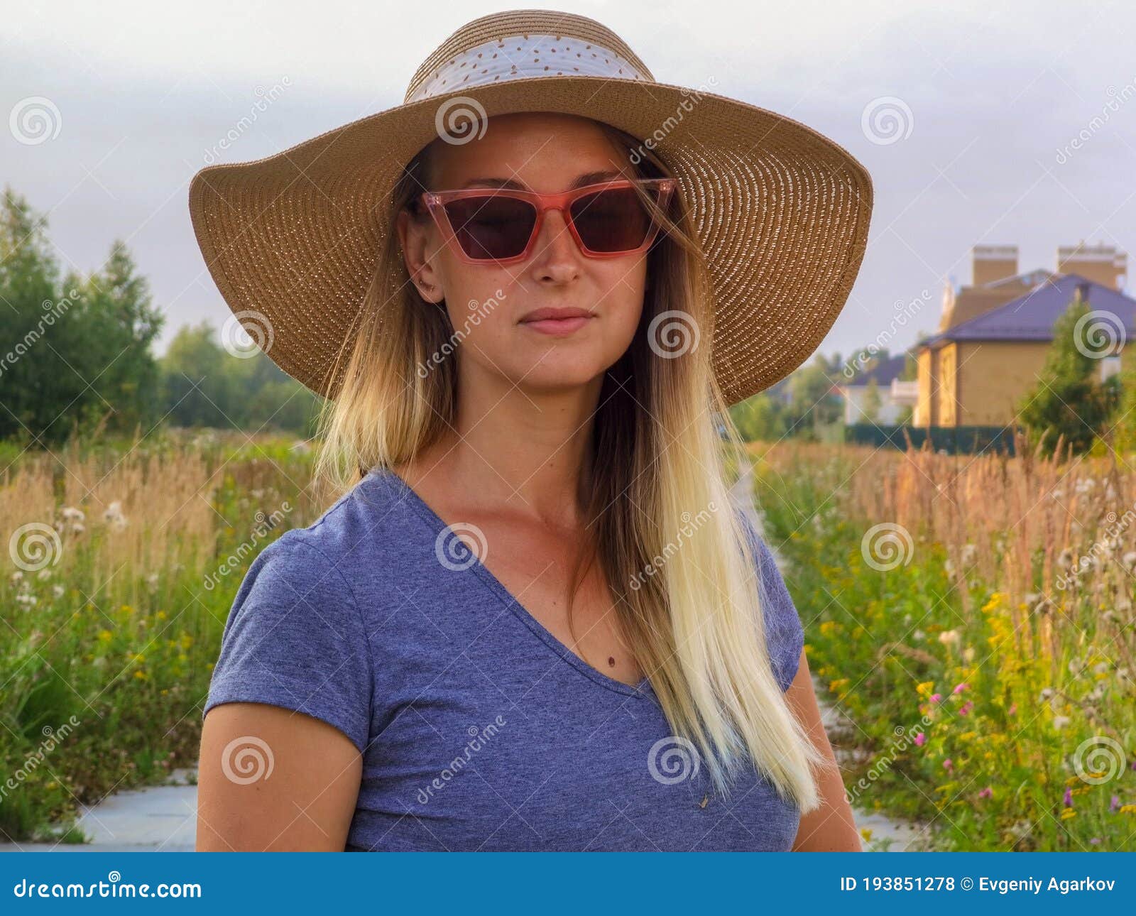 Mujer En El Sombrero Caminando El Campo De Verano Foto de archivo - Imagen de dorado, cebada: 193851278