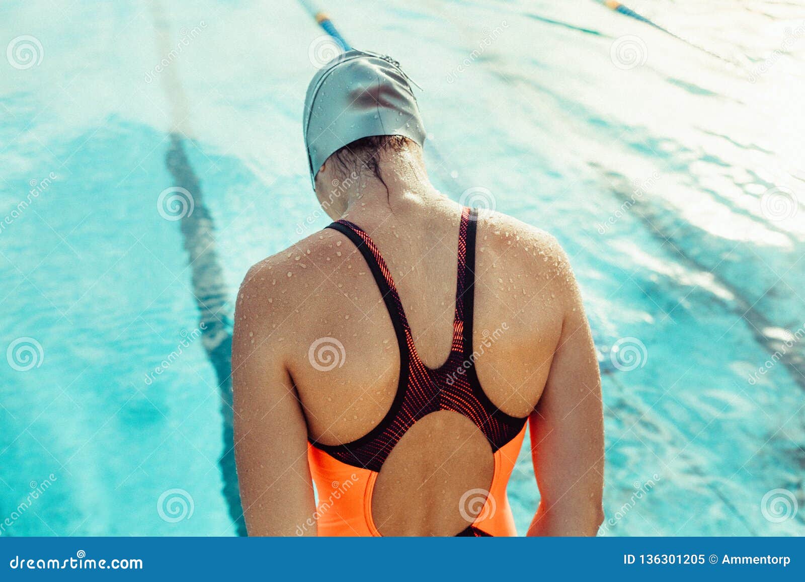 Mujer Con Traje De Baño Y Gafas De Natación Sentada En La Piscina