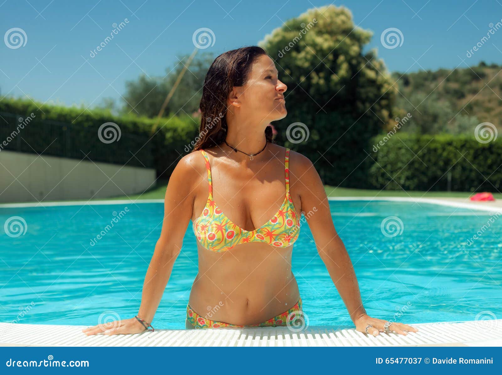 Mujer En El Traje De Baño Que Sale De La Piscina Imagen de archivo - Imagen  de claro, bikini: 65477037