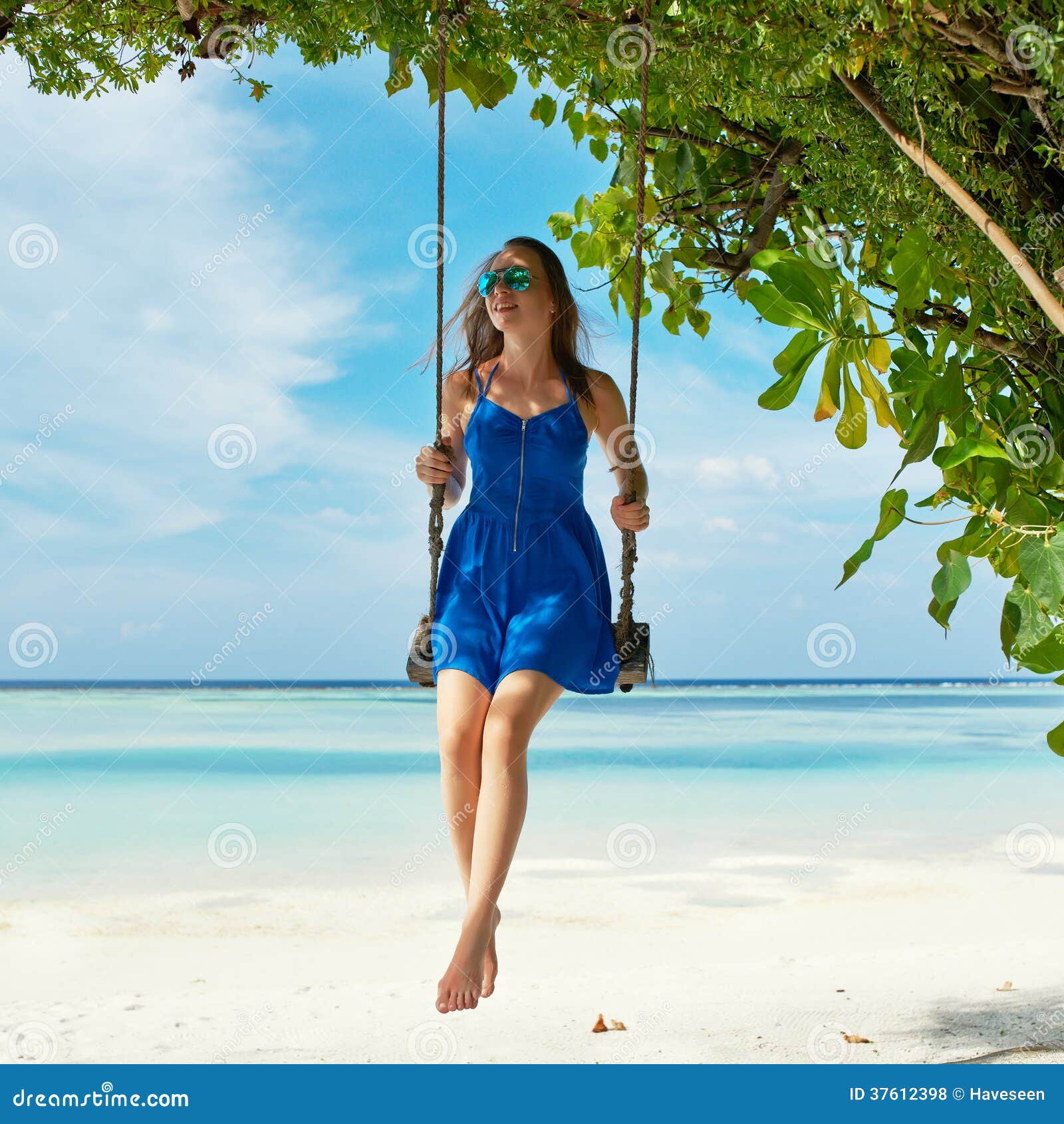 fusible grosor chisme Mujer En El Vestido Azul Que Balancea En La Playa Foto de archivo - Imagen de  playa, muchacha: 37612398