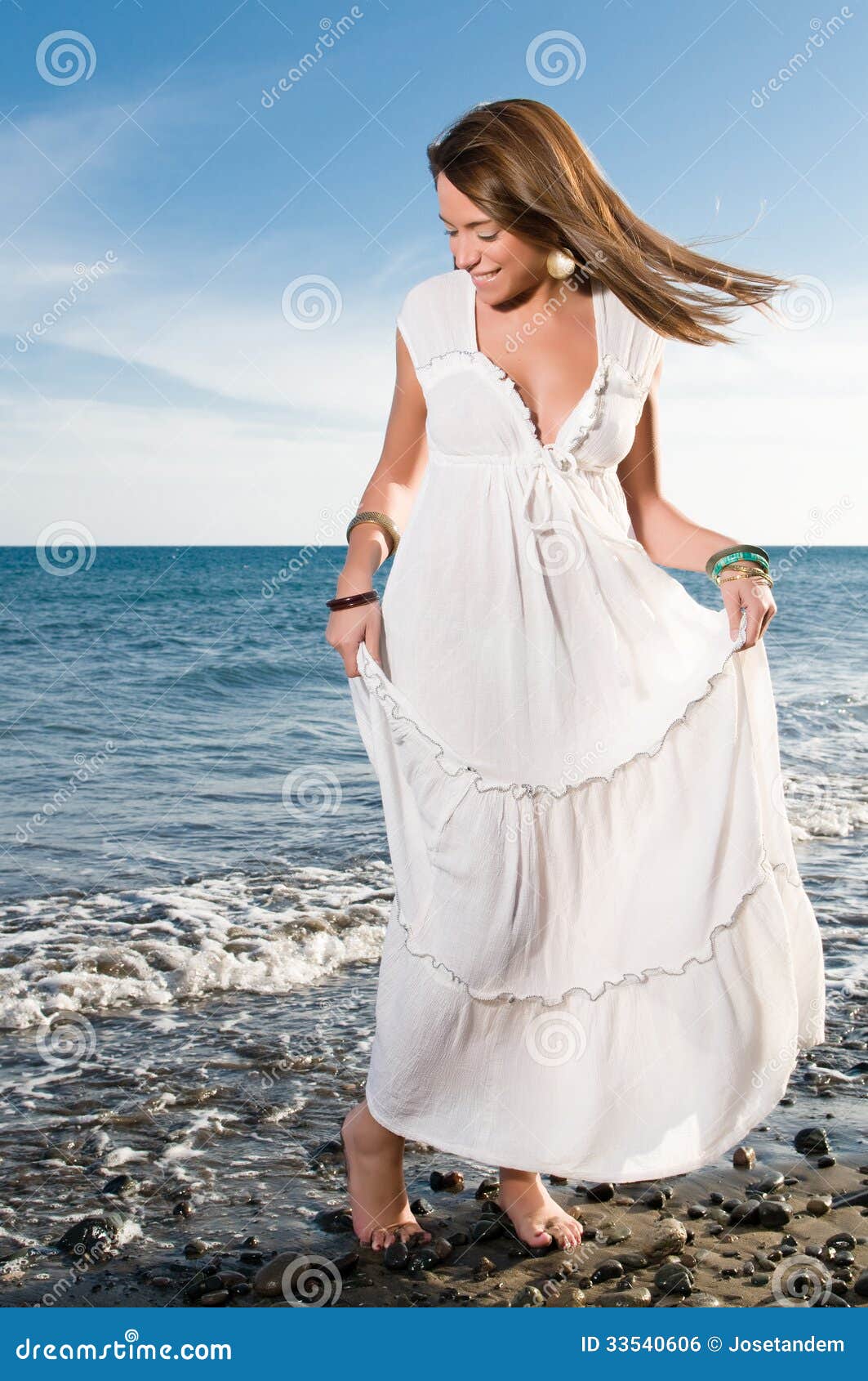 Mujer En El Vestido Blanco Cerca De La Playa Foto de archivo - Imagen de  arena, exterior: 33540606