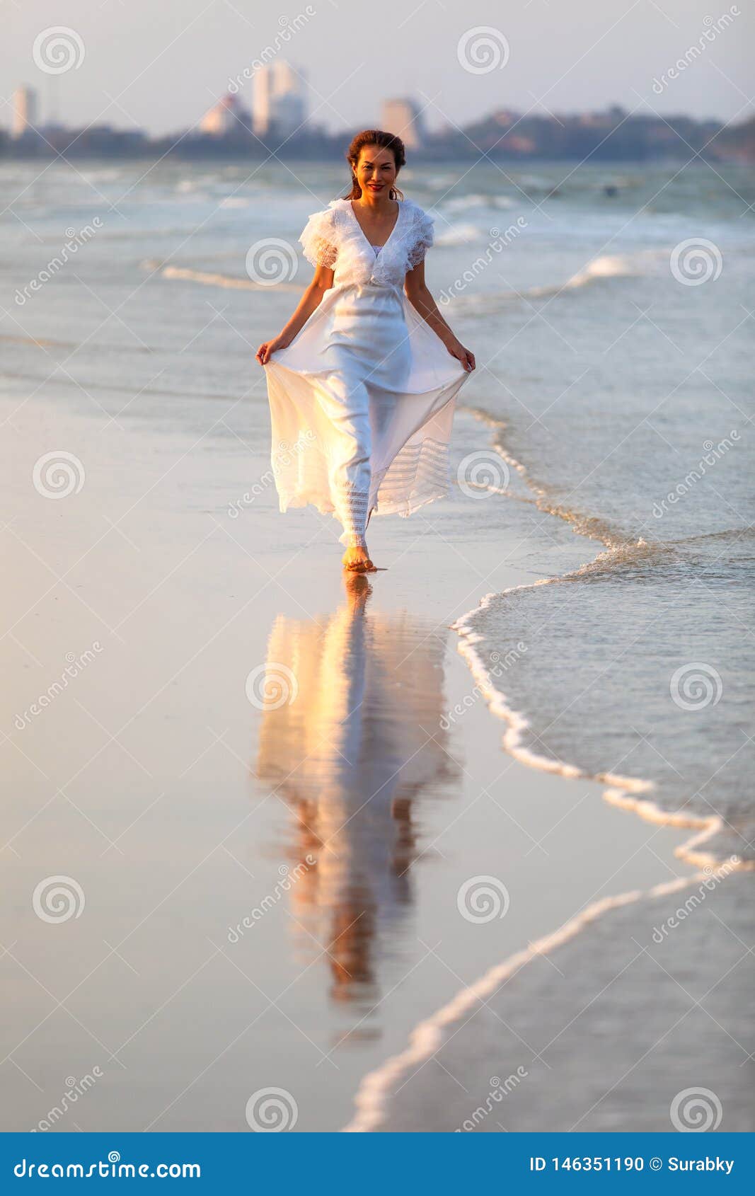 Mujer En El Vestido Blanco En La Playa Foto de archivo