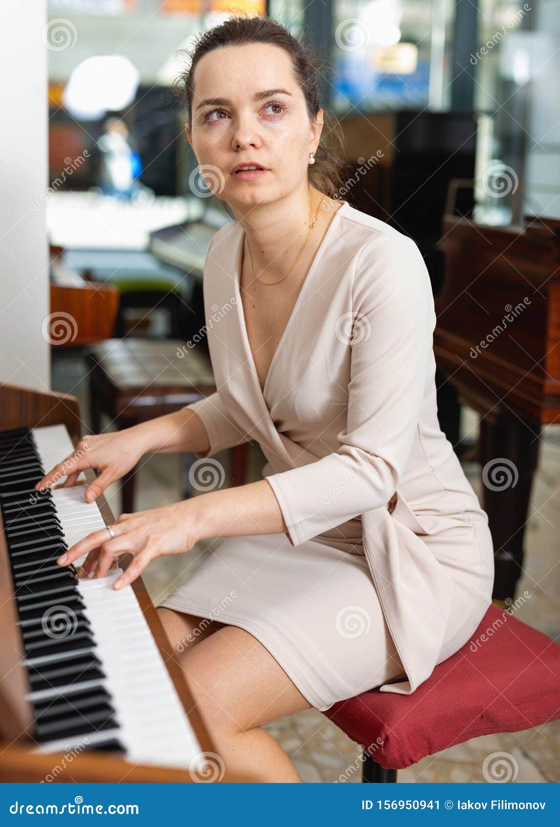 Mujer En El Vestido De Noche Tocando Piano Imagen de - Imagen de lifestyle, departamento: 156950941