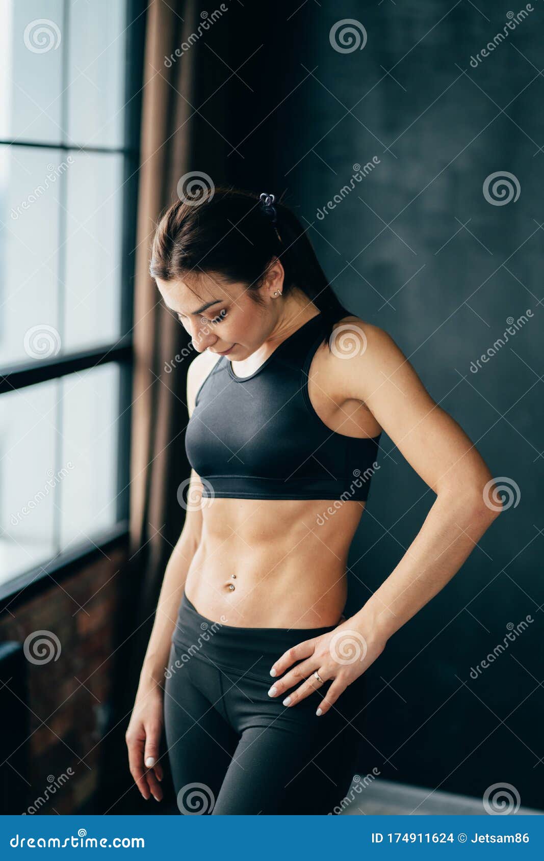 Mujer En Forma Con Cuerpo Muscular Perfecto En Ropa Deportiva Foto