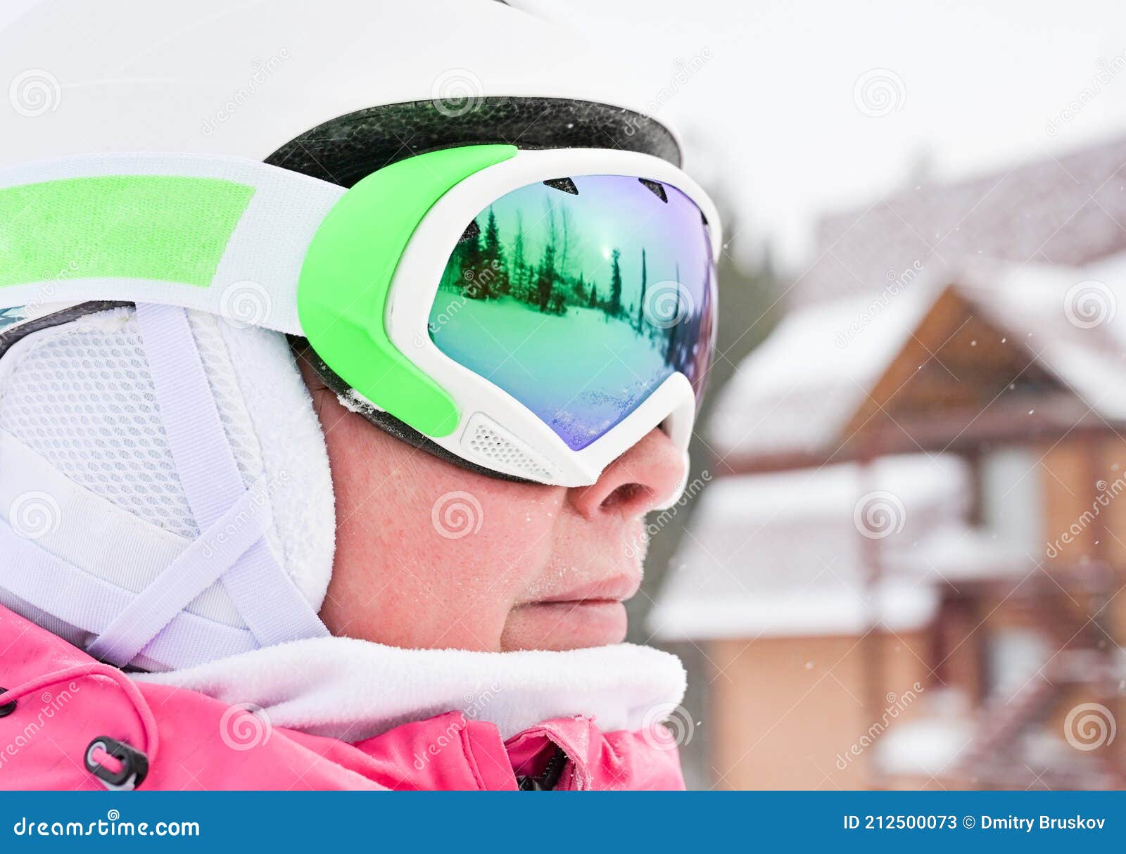 Mujer en gafas de esquí imagen de archivo. Imagen de deporte - 212500073