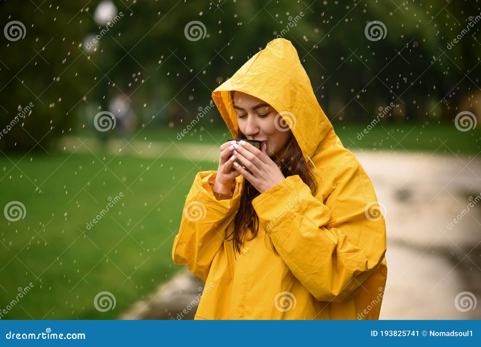 Mujer En Impermeable Bebe Té Caliente En El Parque Lluvioso Imagen de  archivo - Imagen de exterior, aventura: 193825741