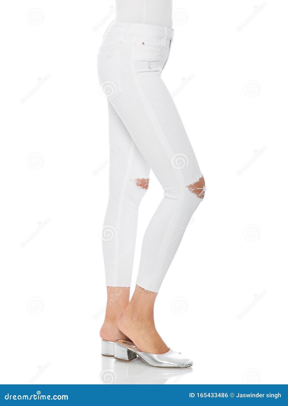 Mujer En Jeans Ajustados Azules Tacones Blancos, Fondo Blanco, Mujer Con Pantalones Ajustados Y Fondo Blanco, Verano Foto de archivo - Imagen de pelo, calle: 165433486
