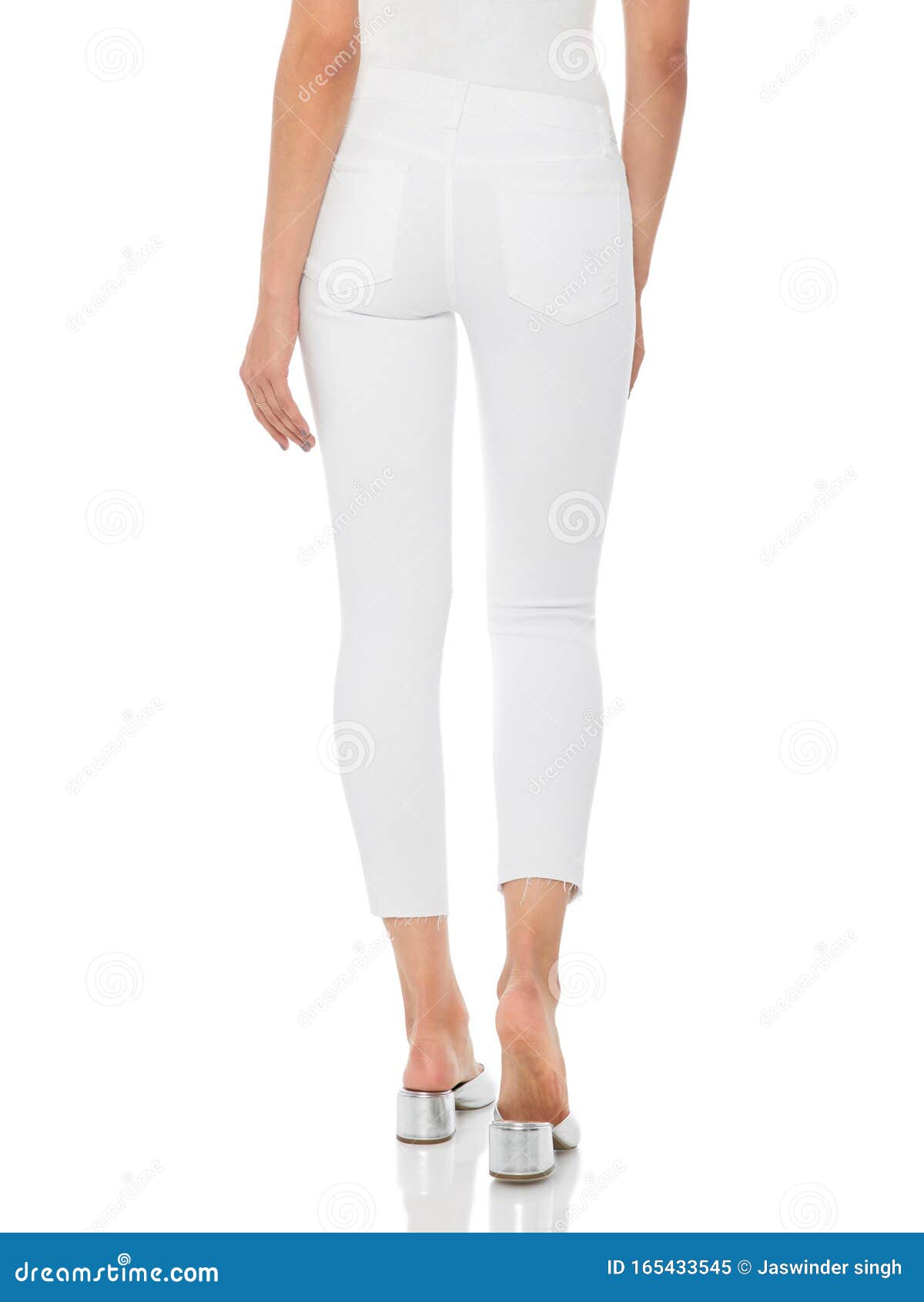 Mujer En Jeans Ajustados Azules Con Tacones Blancos, Fondo Blanco, Mujer Con Pantalones Ajustados Y Fondo Blanco, Verano Imagen de archivo - Imagen de atractivo, retrato: