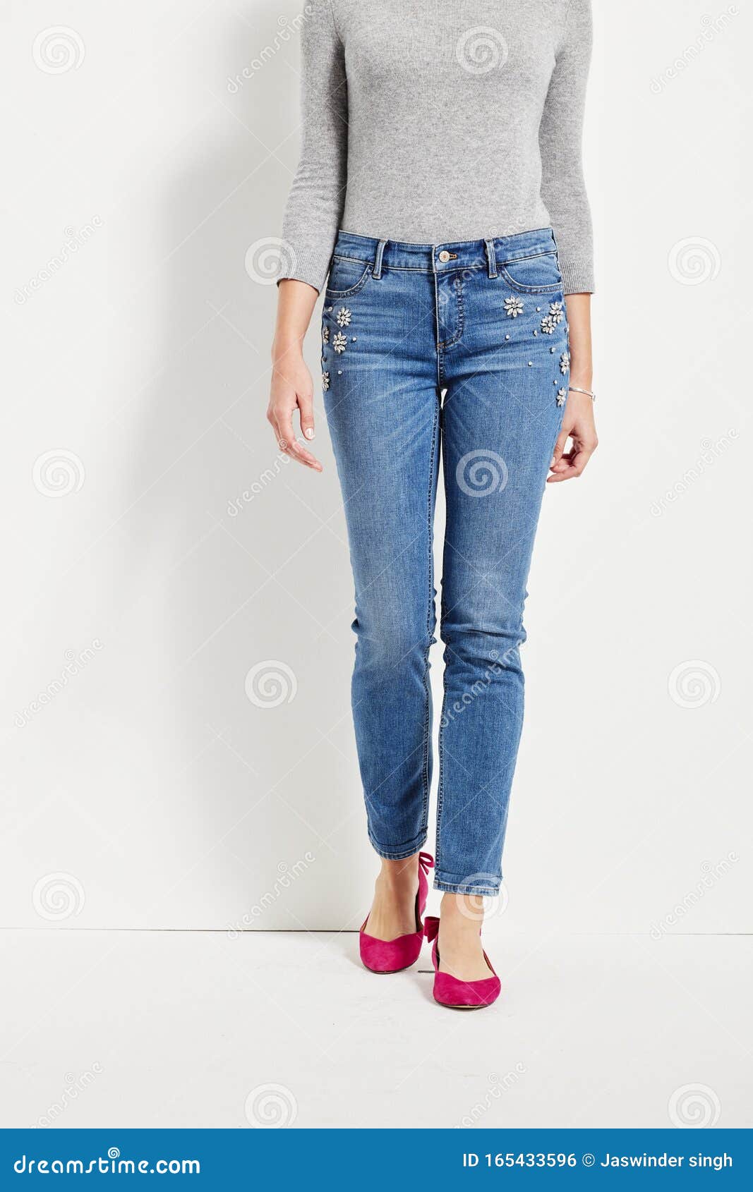 Mujer En Jeans Ajustados Azules Con Tacones Blancos, Fondo Blanco