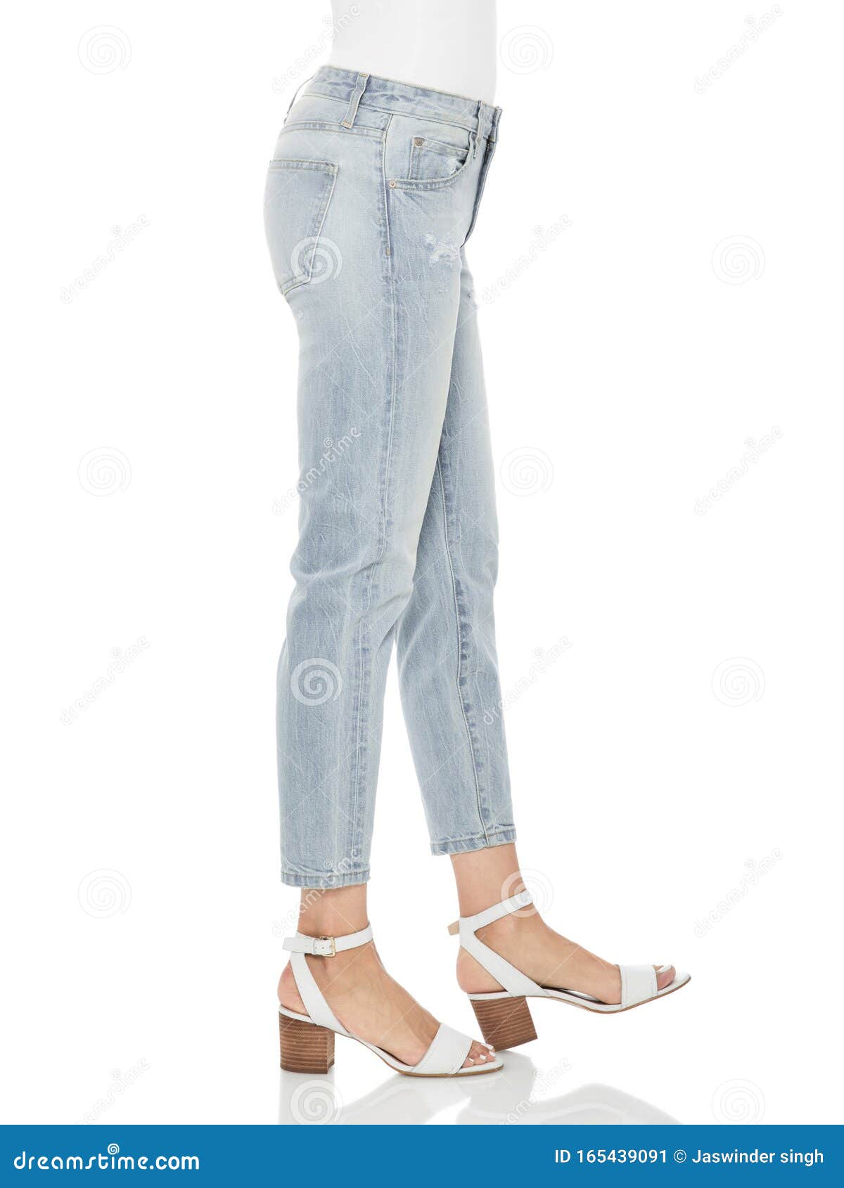 Mujer En Jeans Ajustados Azules Con Tacones Blancos, Fondo Blanco, Jeans Ajustados Azules Con Blancos Para Mujer, Fondo B Imagen de archivo - Imagen de ajuste, manera: 165439091