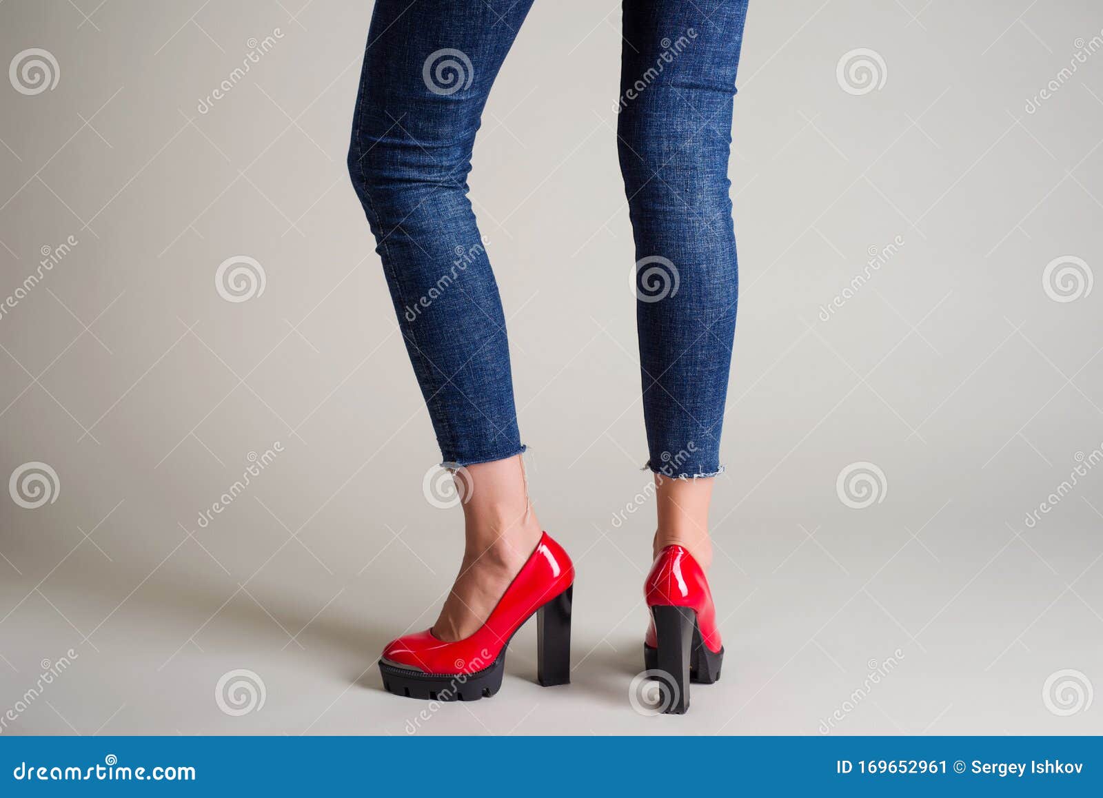 Mujer Jeans Zapatos Rojos Con Tacones Negros Posando Sobre Un Fondo Gris Imagen de archivo Imagen de pantalones, zapato: 169652961