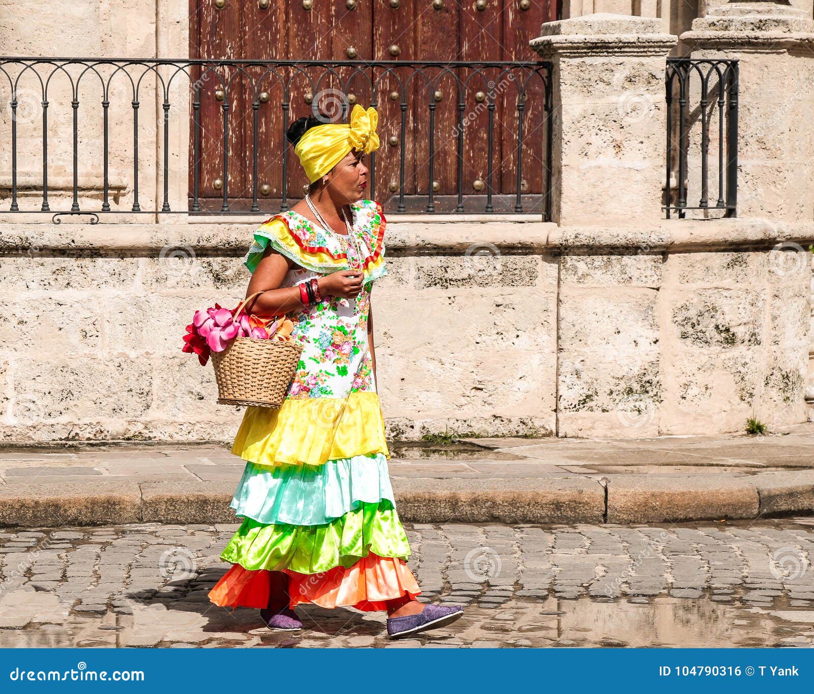 Mujer En La Calle En Cuba En El Vestido Colorido Que Vende Las Flores Foto de archivo - Imagen de hermoso, venta: 104790316 Mujer En La Calle En Cuba En El Vestido Colorido Que Vende Las Flores Foto de archivo - Imagen de hermoso, venta: 104790316